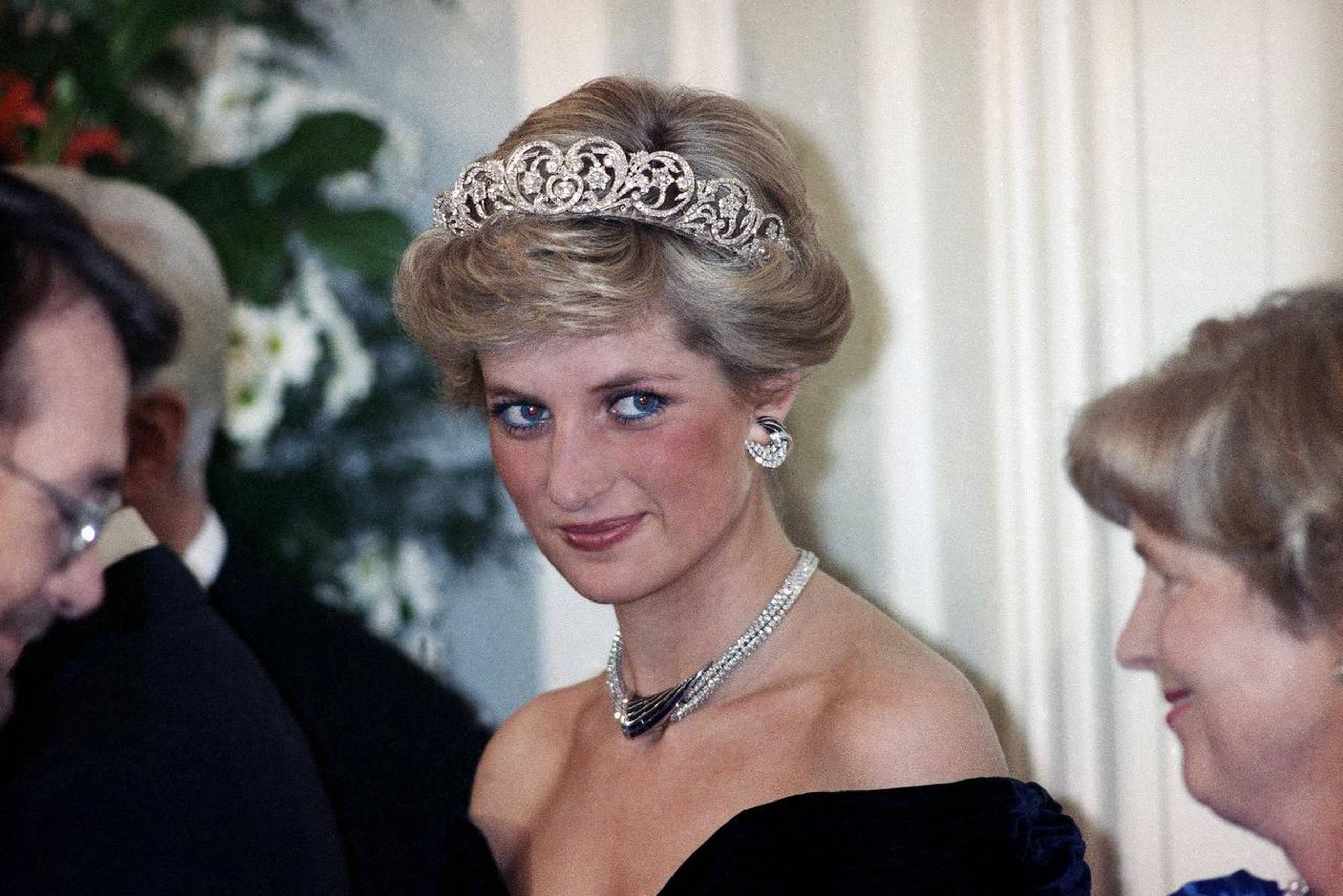 Gamle videooptagelser med en bramfri Prinsesse Diana, der var til taleundervisning, skaber nu debat i Storbritannien. Her ses prinsessen under et arrangement i Bonn, Vesttyskland, i 1987. Foto: Herman Knippertz/AP.