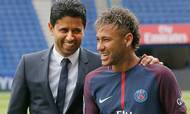 Neymar og formanden for Paris Saint-Germain Nasser Al-Khelaifi fandt hinanden - for i omegnen af 1,7 mia. kr. Der er givetvis ingen spillere i den britiske liga der vil toppe den pris. Foto: Michel Euler/AP