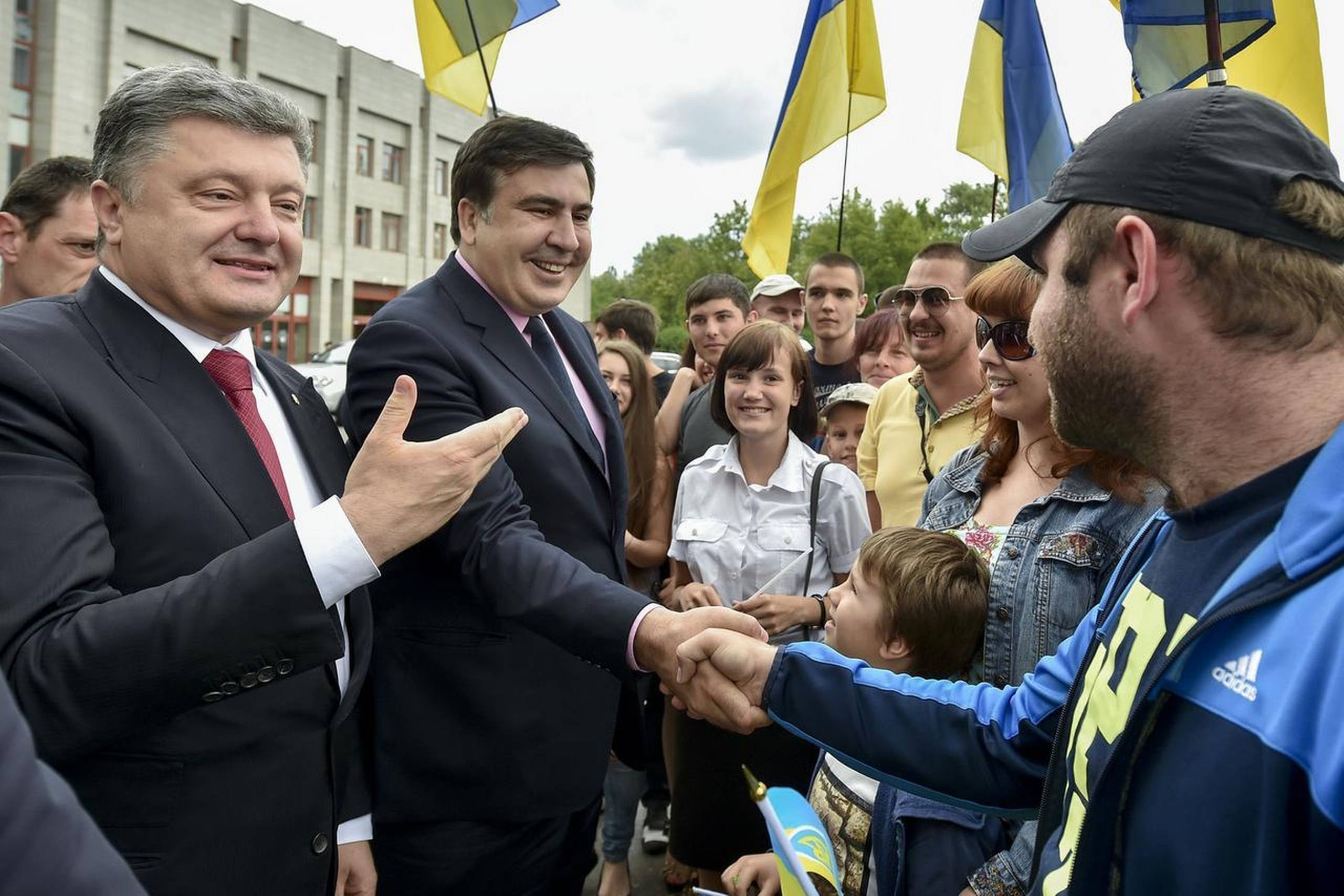 Ukrainske borgere hilser på præsident Petro Porosjenko (tv.) og den forhenværende georgiske præsident, Mikhail Saakasjvili, der flyttede til Ukraine, hvor han gik i opposition til Porosjenko. Mikhail Saakasjvili har netop fået frataget sit ukrainske statsborgerskab. Foto: AP