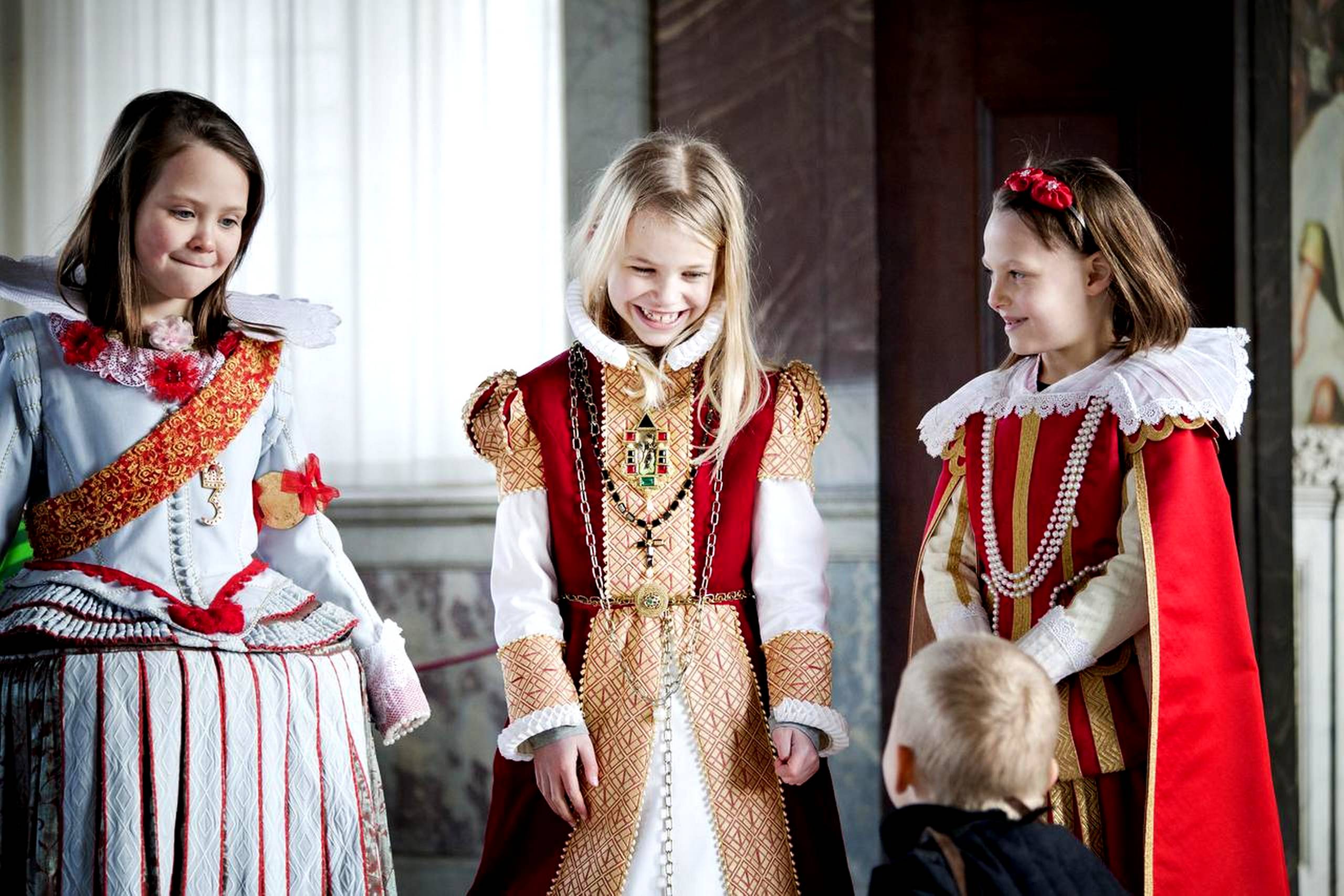 Piger i ekstraordinært flotte prinsessekjoler på Frederiksborg Slot. Foto: Det Nationalhistoriske Museum på Frederiksborg Slot