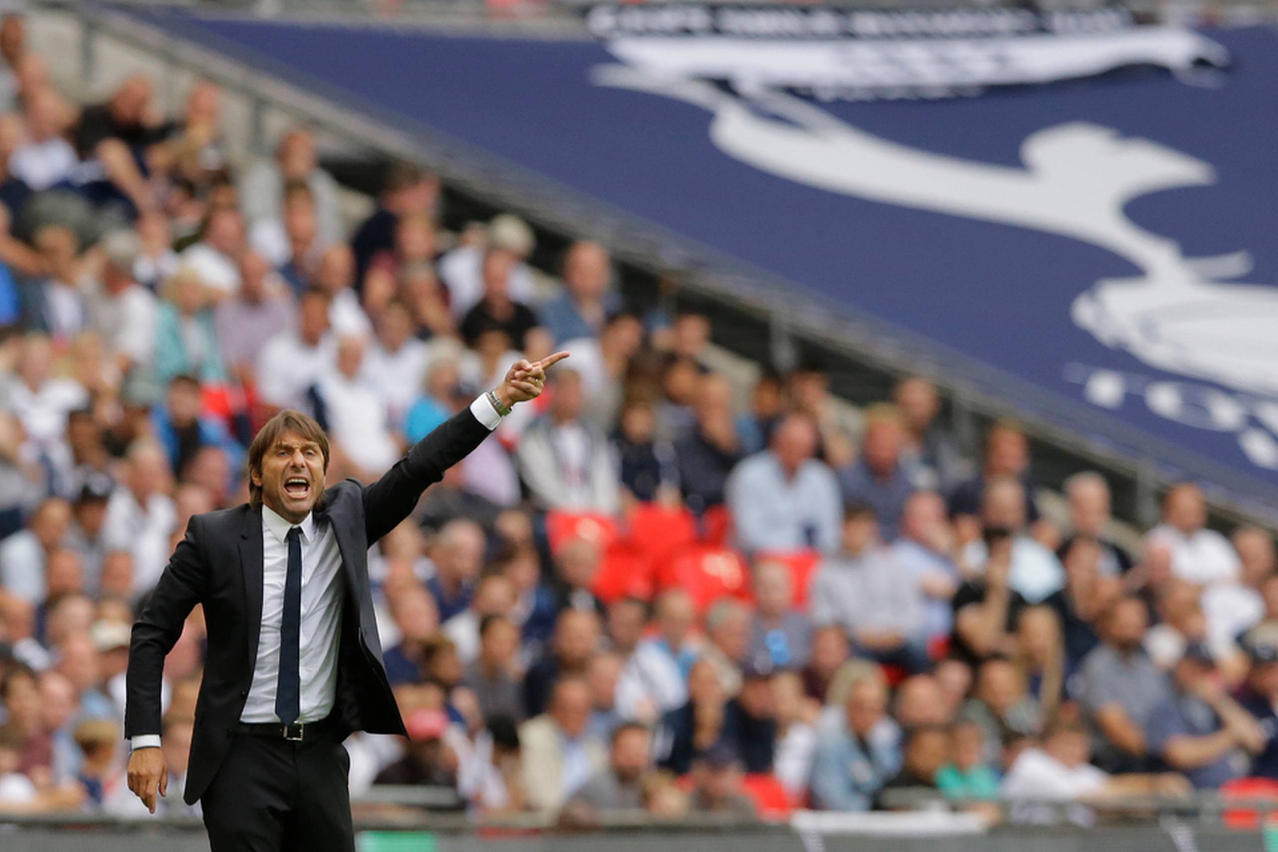 Foran knap 75.000 tilskuere besejrede Antonio Conte og sit Chelsea-mandskab søndag Tottenham med 2-1. Foto: Alastair Grant/AP