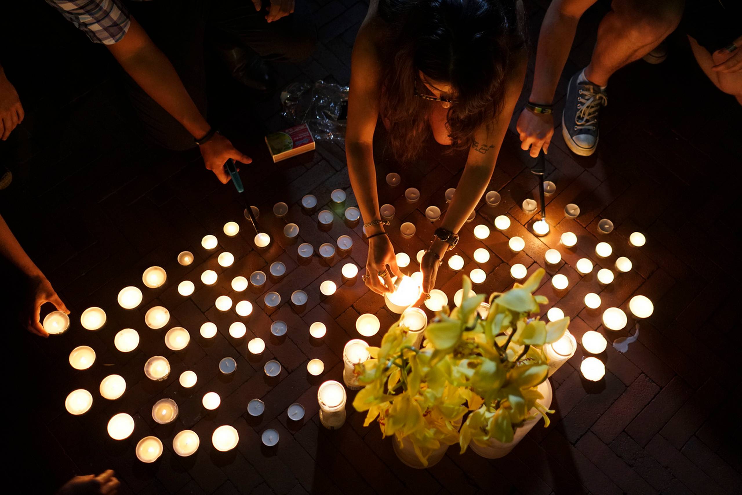 Omkring 40 klassekammerater fra Columbia University tændte lys for Kim Wall onsdag aften. Foto: Go Nakamura/AP