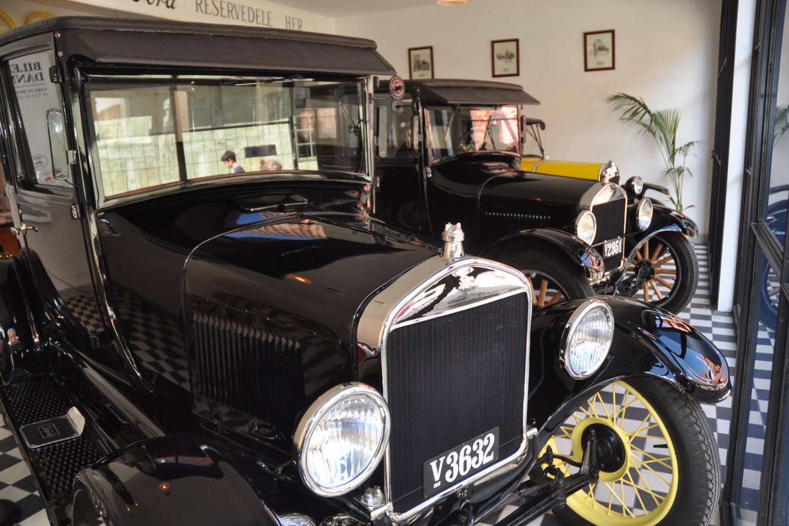 En Ford T Coupé fra 1927, en Ford Sedan fra 1926 og en Citroën Kløverblad fra 1925 troner i udstillingen, der med bl.a. skakternet gulv er skabt efter originale forskrifter. Fotos: Jens Overgaard