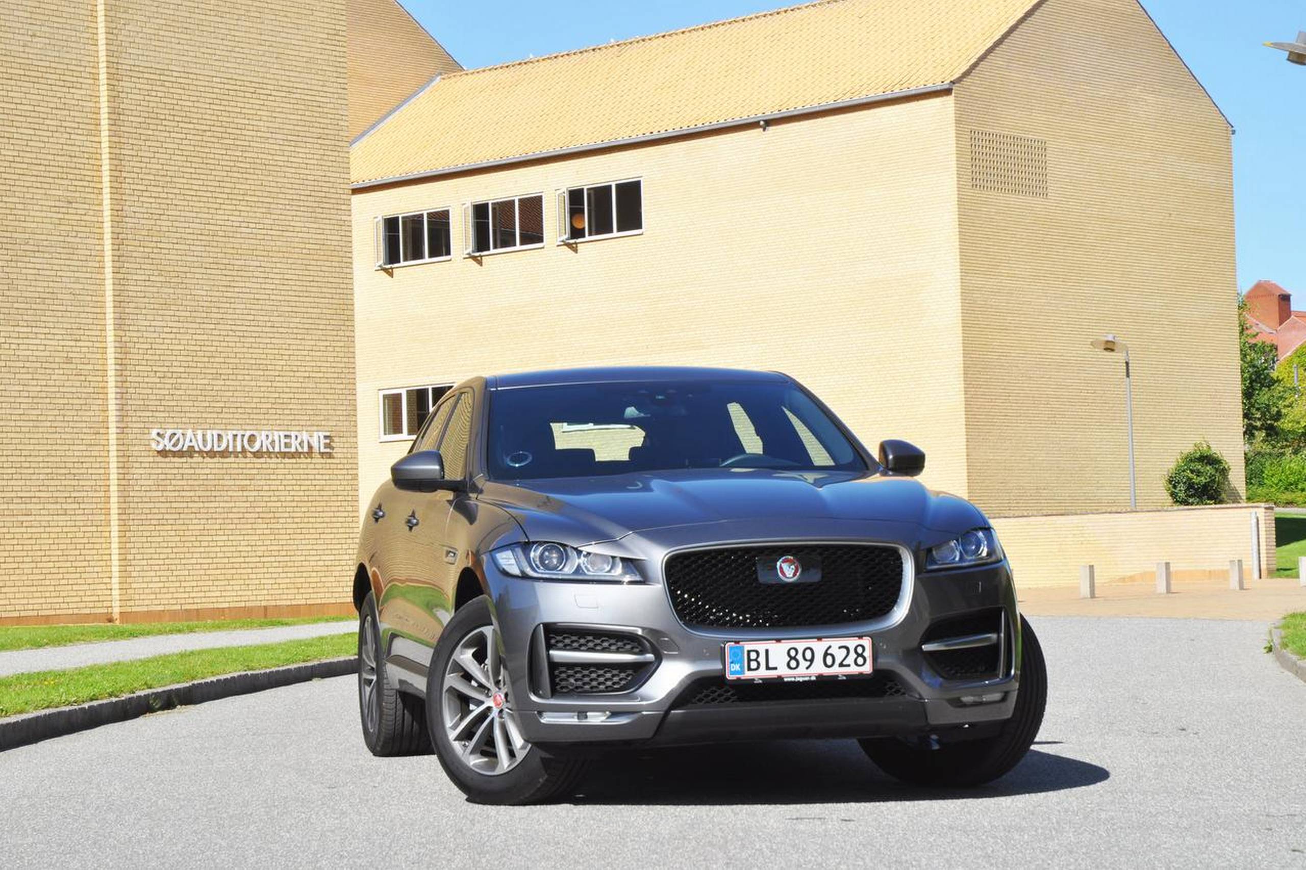 Den høje Jaguar F-Type har udstråling, og det er stadig en bil, som skaber opmærksomhed i bybilledet. Fotos: Jens Overgaard