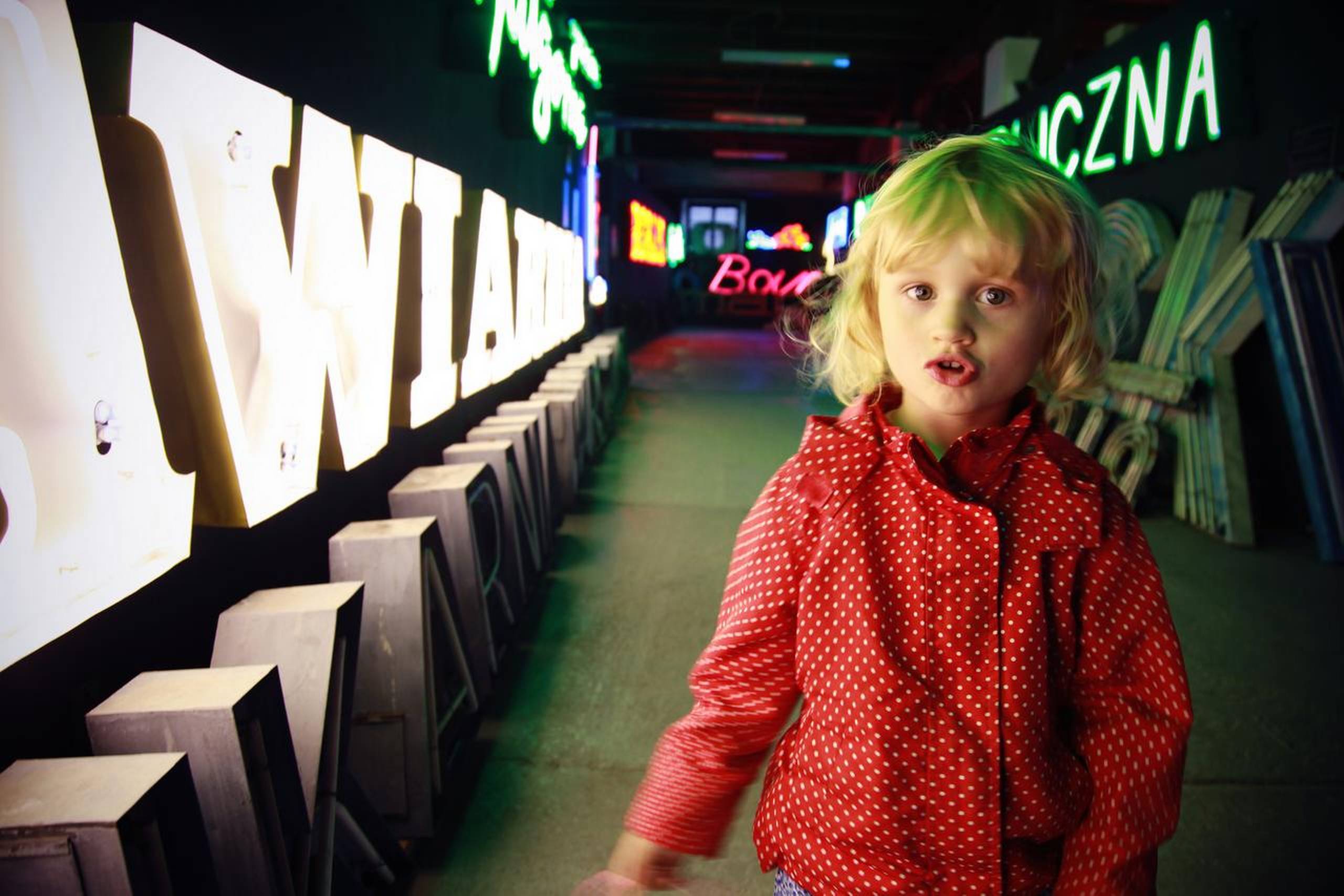 Nysgerrig på neon-museet. Foto: Andrew Blackwell