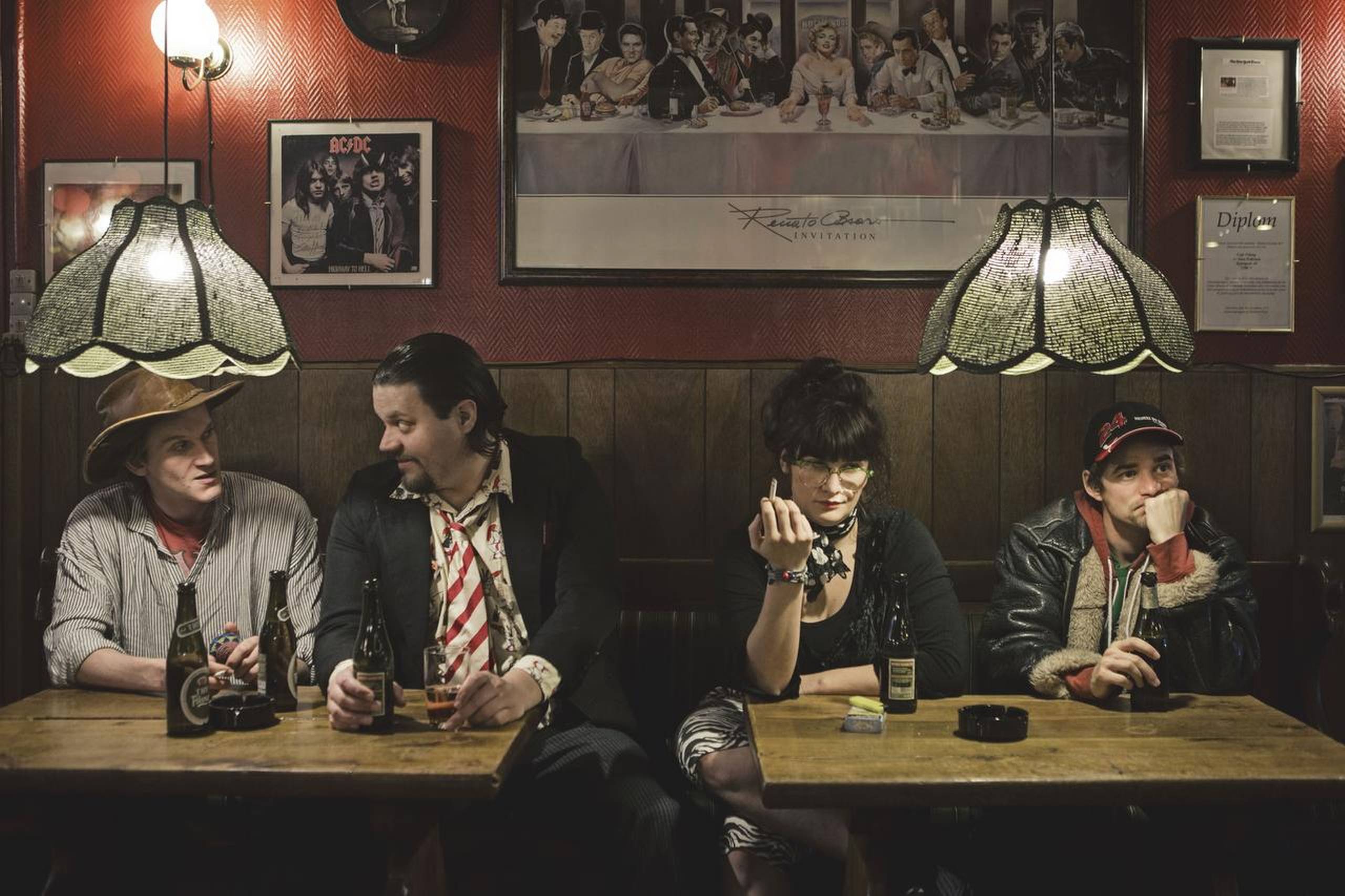 Jonas Preben Jørgensen (nr. to fra venstre) har fået idéen til teaterforestillingen "Én til, tak", der foregår på en bodega. Foto: Supertanker