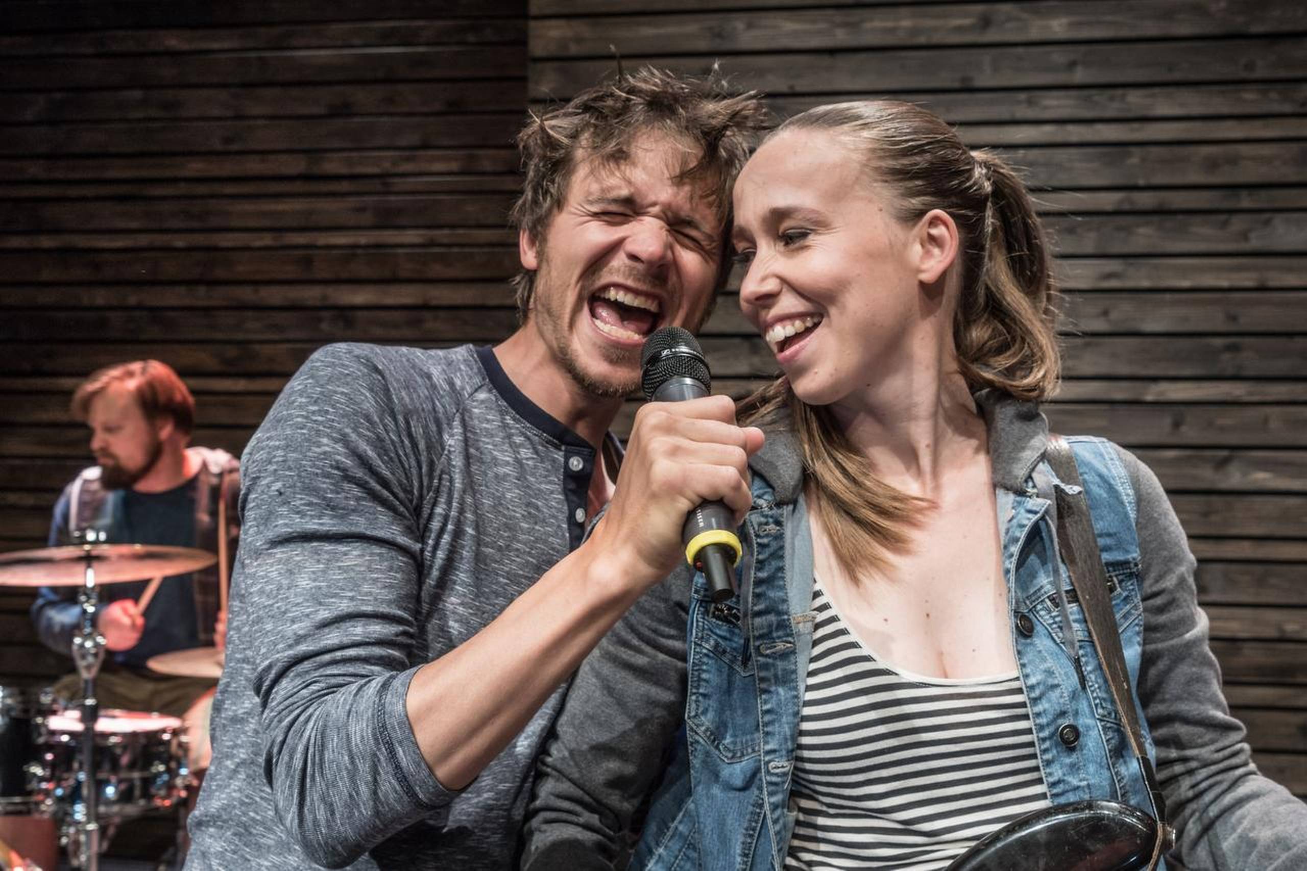 Daniel Bevensee og Merete Mærkedahl trykker den af i musikkomedien ”Slagballe Banke” i Aarhus. Foto: Per Pedersen