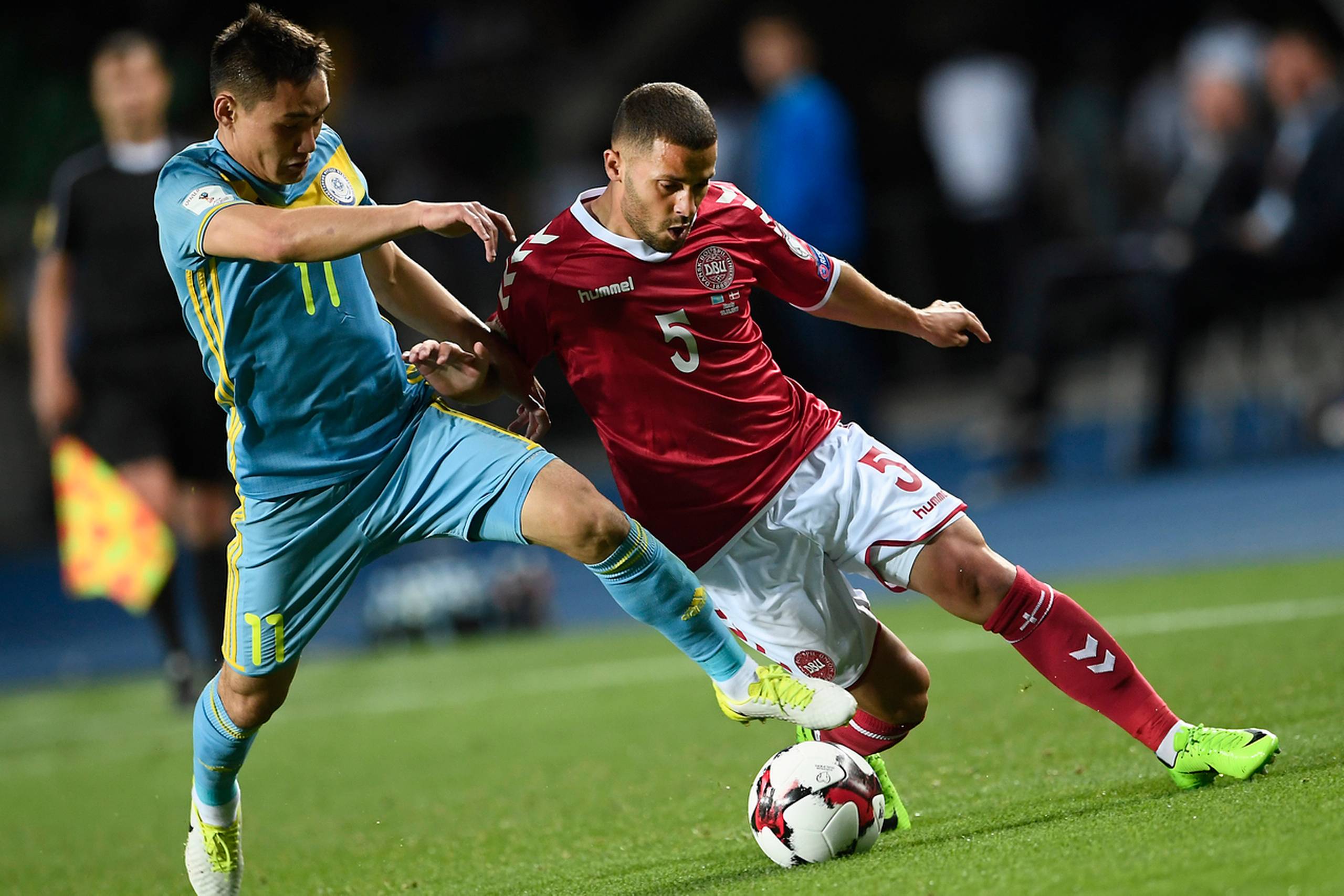 Riza Durmisi (th.) forventes atter at indtage positionen som venstre back, når det danske fodboldlandshold fredag møder Polen i VM-kvalifikationen i København. Foto: Lars Poulsen/Polfoto