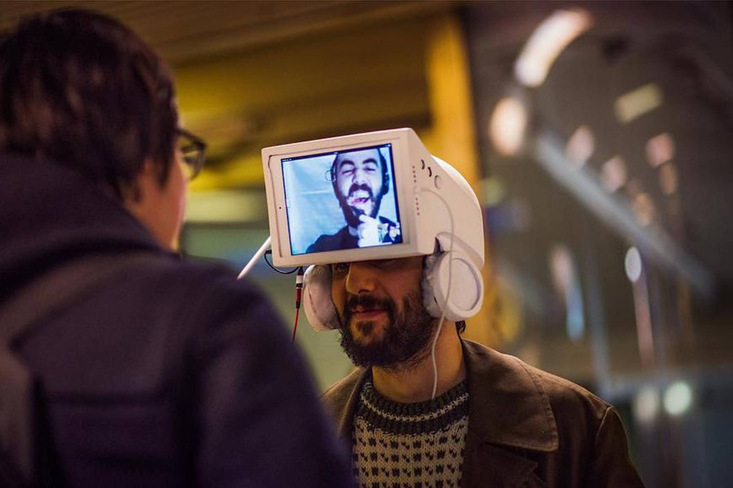 Kunstneren Yassine Khaled ses på billedet iført hjelmen, der tillader ham at opføre sit performancekunstværk ”Monitor Man”. Foto: Yassine Khaled