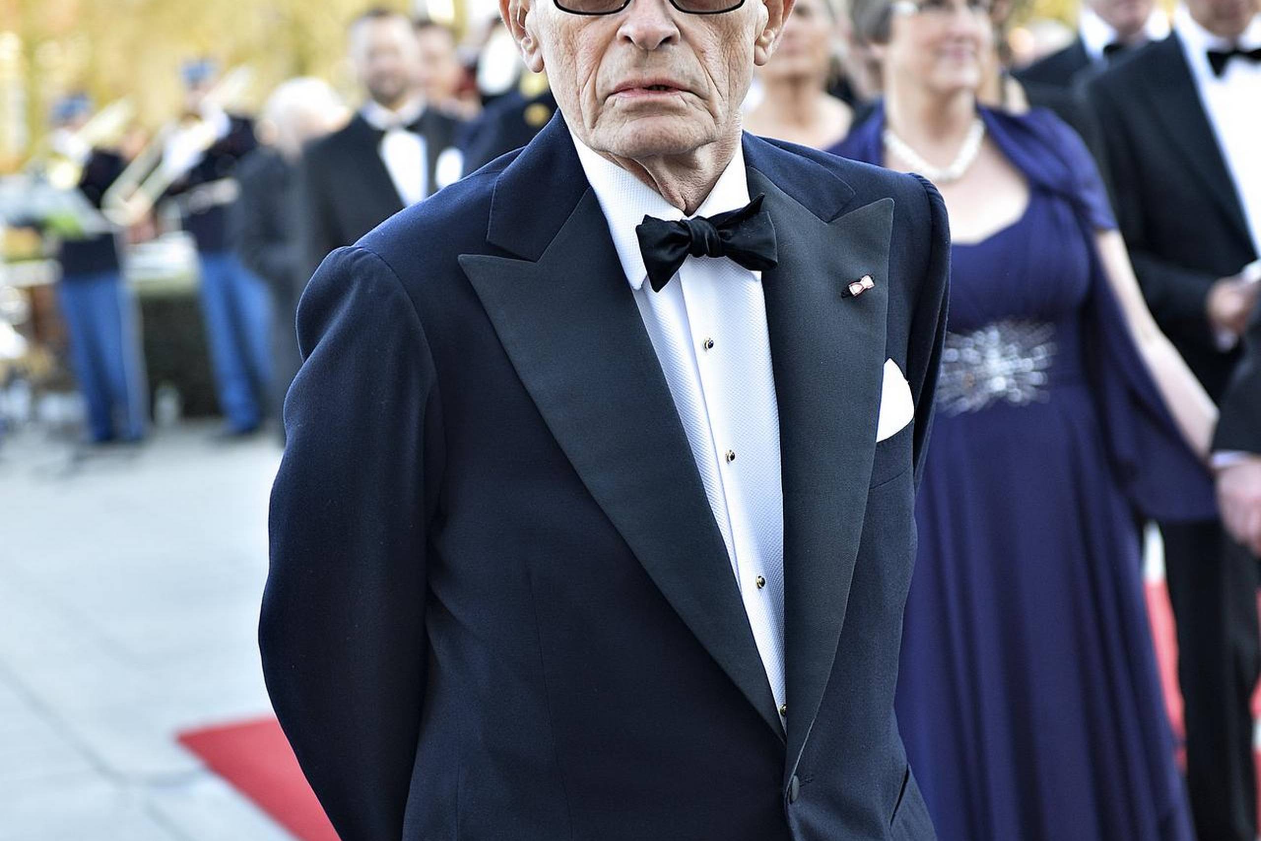 Peter Zobel var i mange år en nær ven af kongehuset og deltog i en række kongelige fester. Her ses han til dronningens 75-års fødselsdag i Aarhus. Arkivfoto: Ernst van Norde