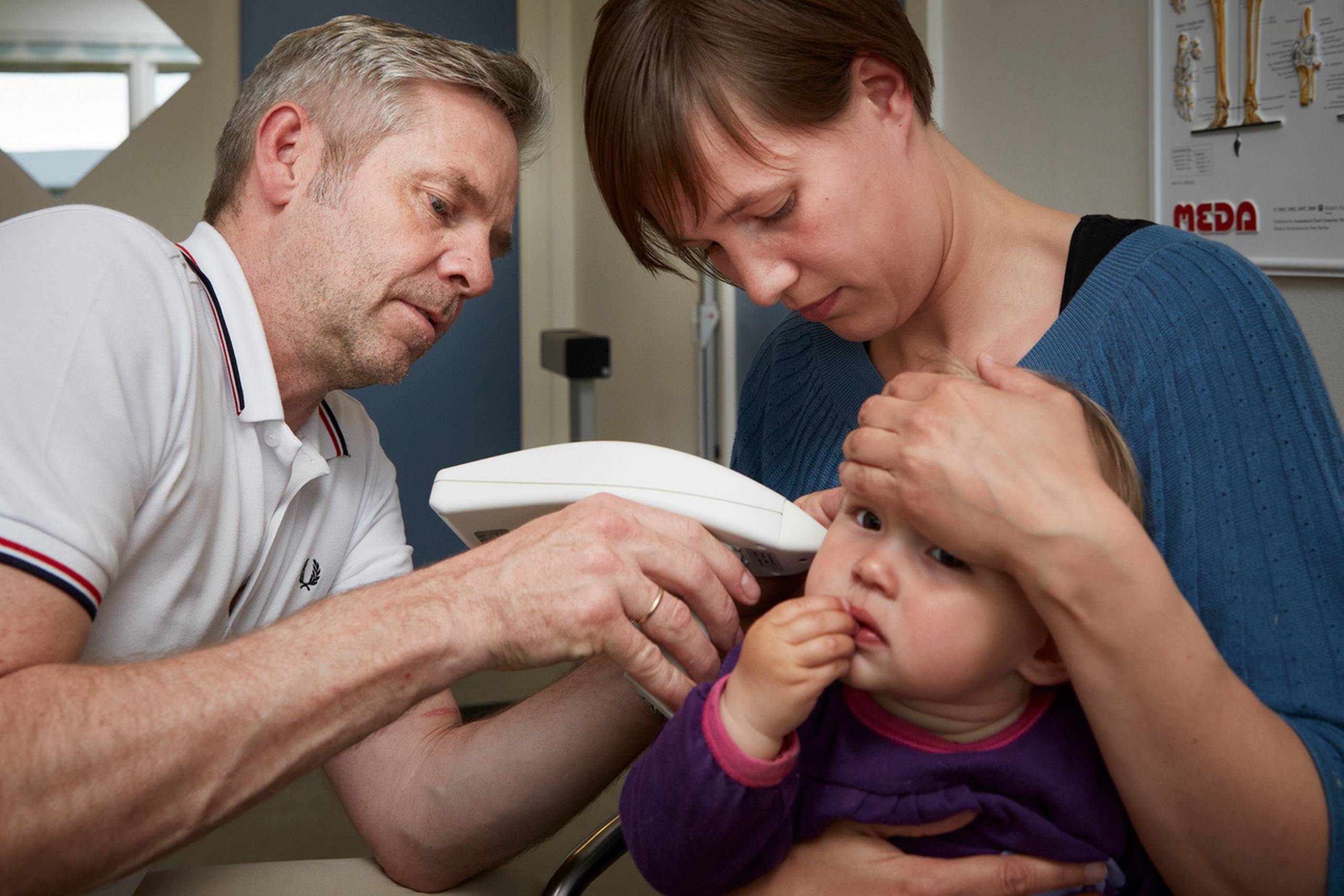 Eetårige Maja bliver undersøgt før hun skal have sin vaccine. Foto: Christian Klindt Sølbeck