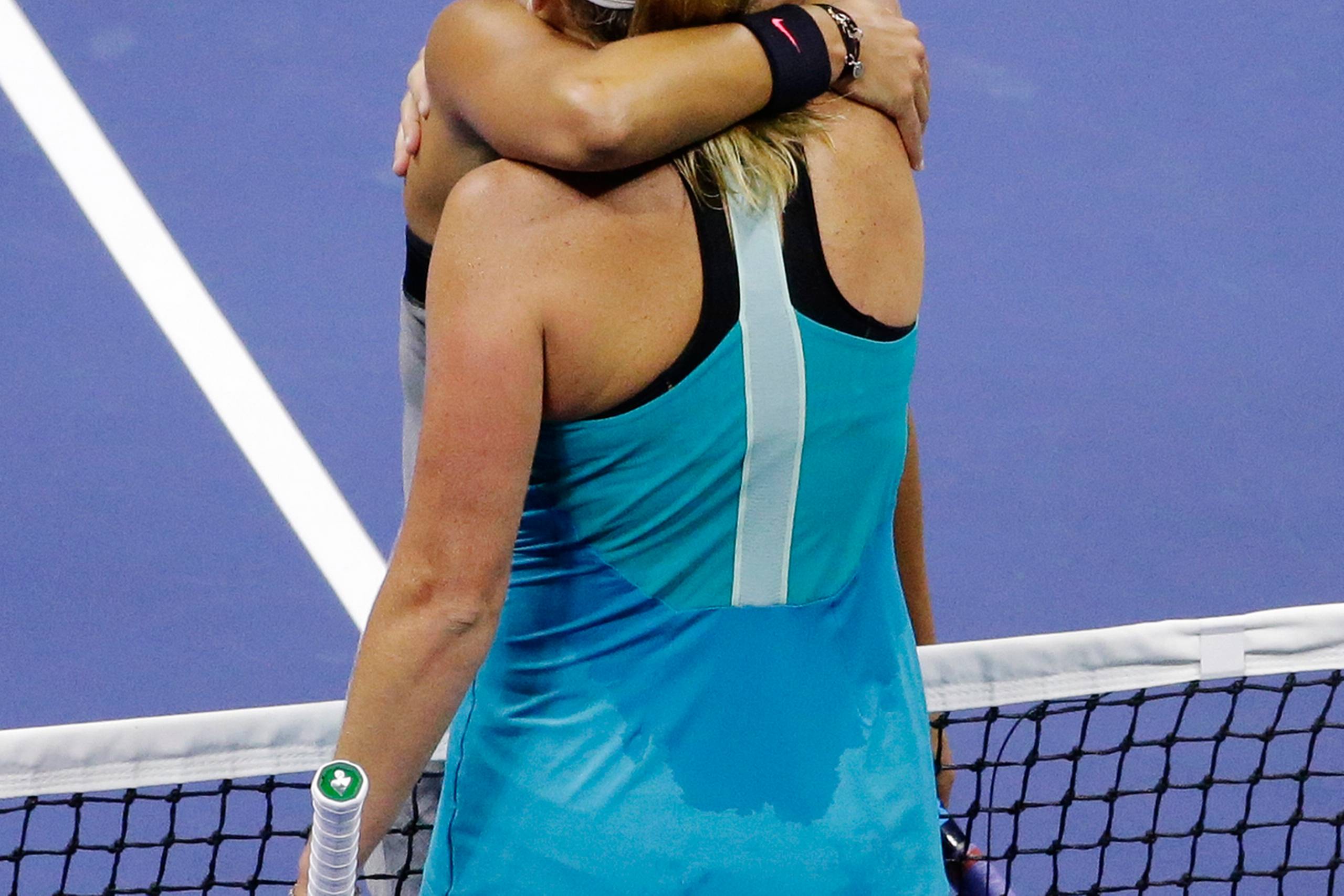 Madison Keys takker CoCo Vandeweghe for kampen, som Keys vandt sikkert i to sæt. Foto: Seth Wenig/AP