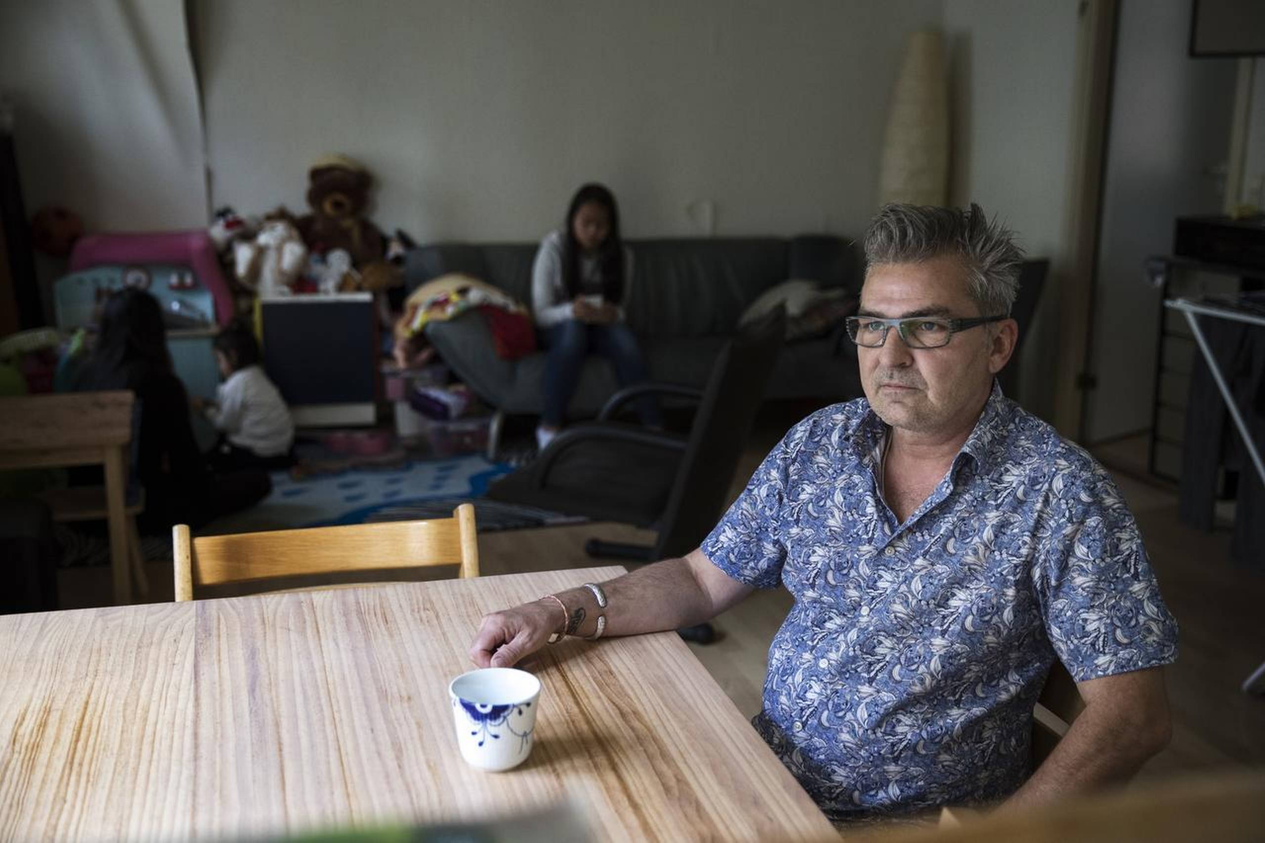 Den 54-årige Jesper Madsen, hans hustru og familiens to børn, deler 67 kvm i Latinerkvarteret. Familien har i to år forsøgt at få en større lejlighed gennem en af byens boligforeninger, men hidtil uden held. Foto: Mikkel Berg Pedersen