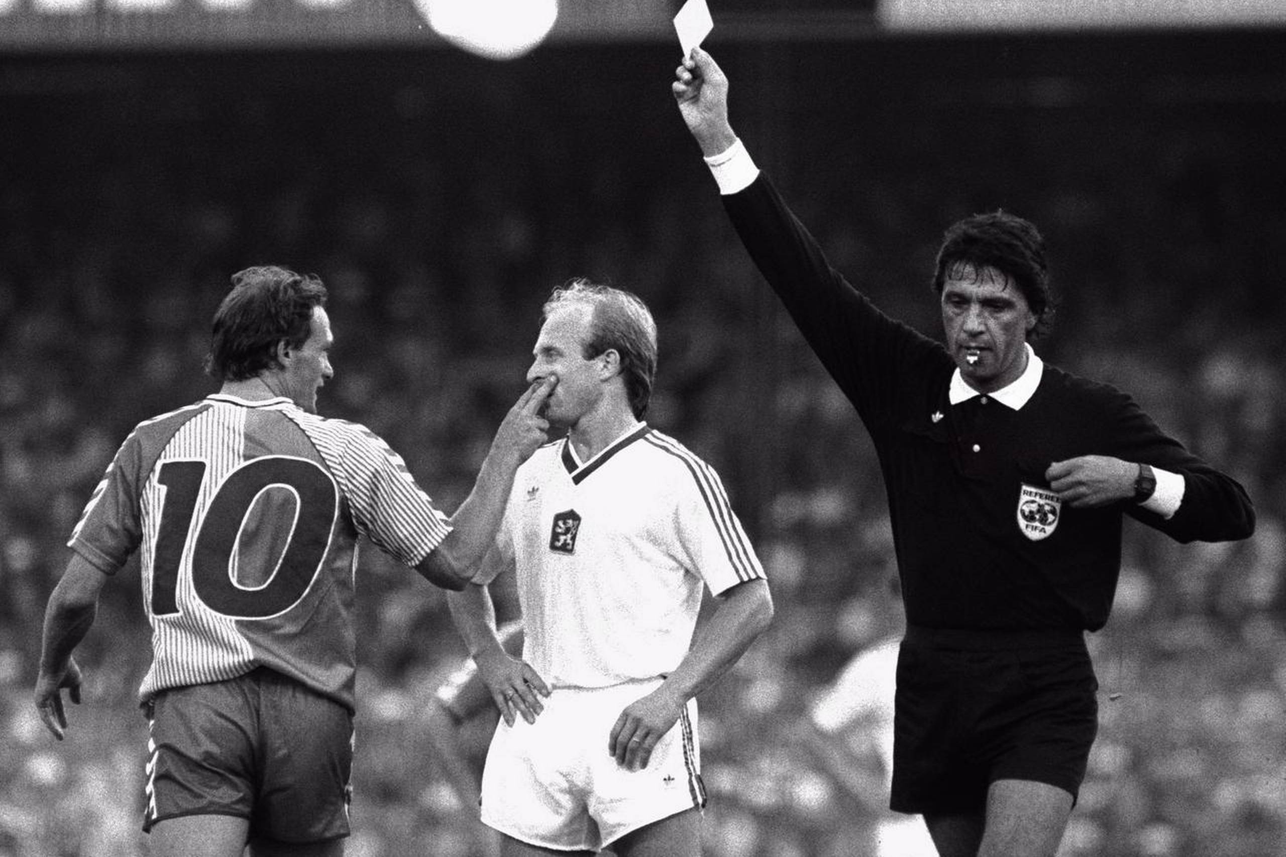 Nu lukker du: Preben Elkjær kunne ikke lade være med at drille sine modstandere, her i en landskamp (1-1) mod det daværende Tjekkoslovakiet i 1987, lige efter at han havde fået en advarsel af den italienske dommer, Claudio Piero. Polfoto