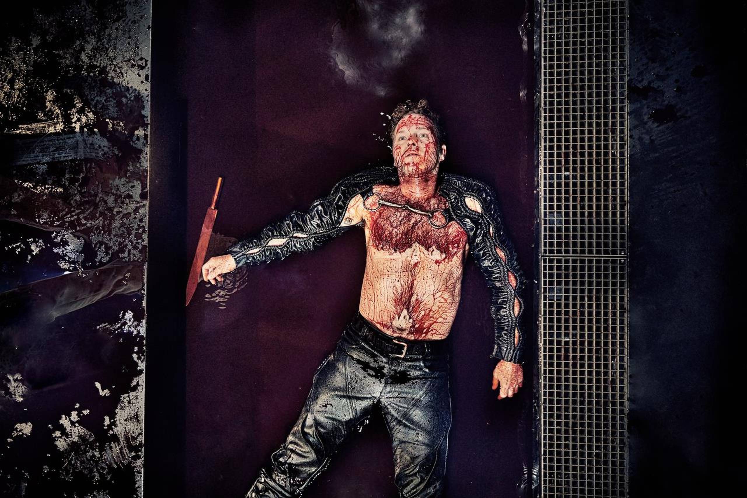 Claus Riis Østergaard som Macbeth, faldet for egne ugerninger. Foto: Emilia Therese