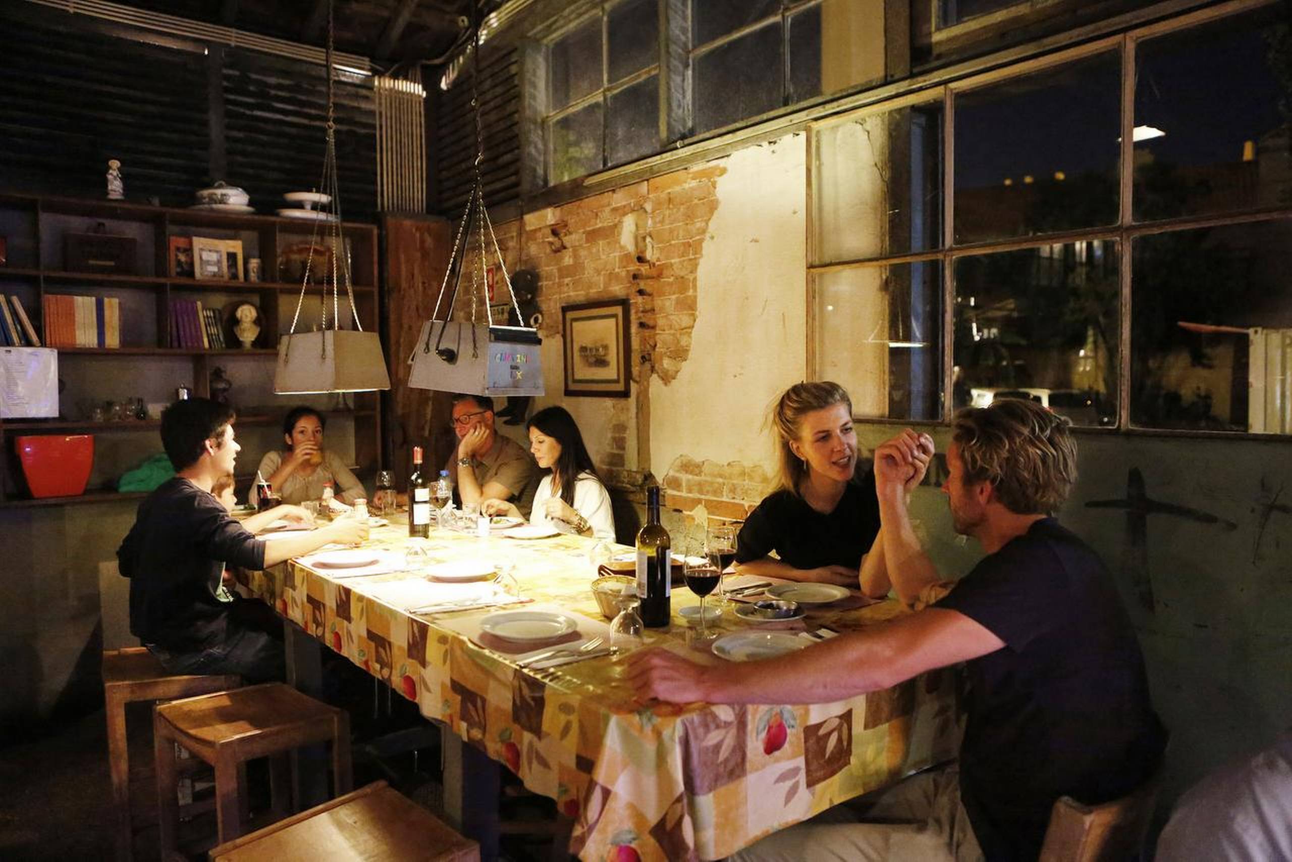 I den gamle fabrikskantine Cantina er maden god, og stemningen som i en hyggelig dagligstue. Foto: Frank Sebastian Hansen