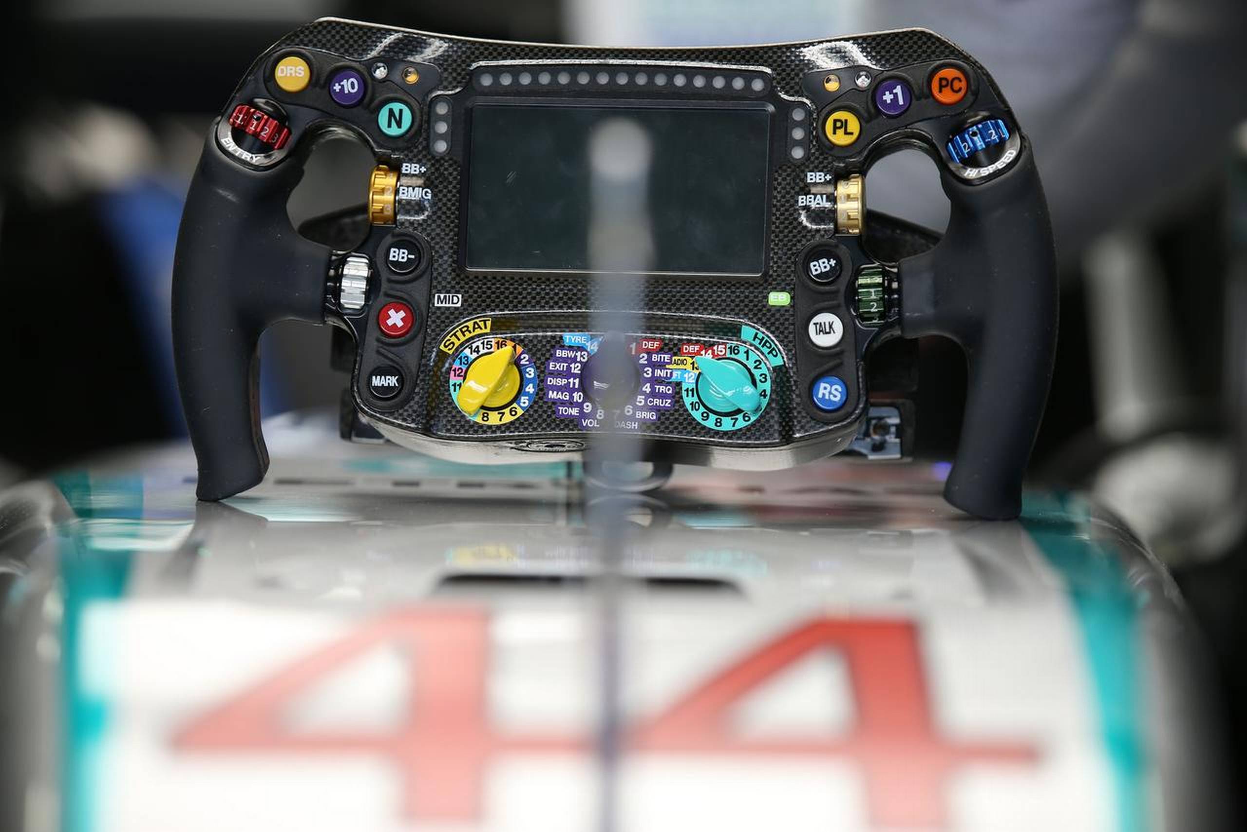 Mercedes' rat har en lille skærm, hvor køreren kan klikke sig igennem cirka 100 sider med info. Foto: Mercedes Benz F1