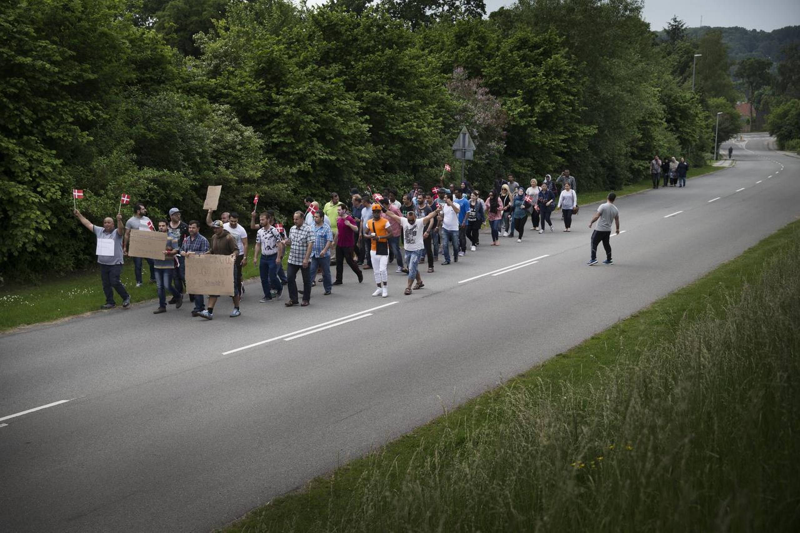 Da integrationsydelsen blev indført blev den mødt med højlydte protester. Her er det en protestmarch i juni 2016 i Hadsten med endemål ved integrationsteamets kontor i Favrskov Kommune. Arkivfoto: Christian Klindt Sølbeck