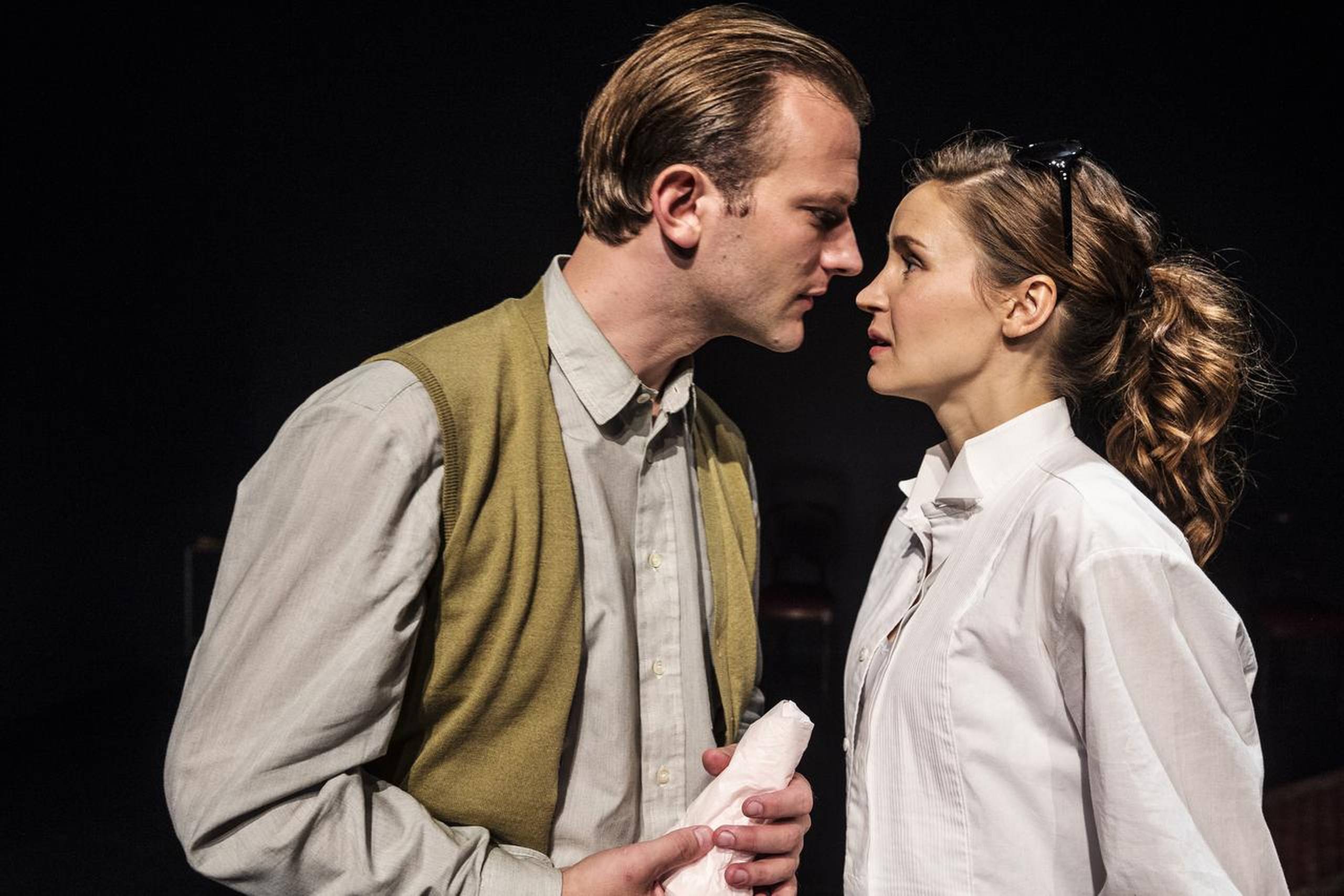 Anne Plauborg og Mathias Flint som ægteparret Bergman på Aarhus Teater. Foto: Natascha Thiara Rydvald