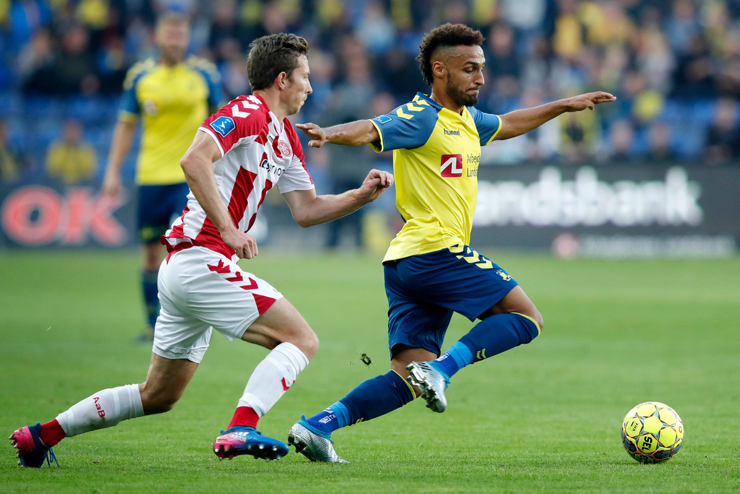 AaBs Jakob Ahlmann i kamp med Brøndbys Hany Mukhtar. Foto: Jens Dresling/Polfoto