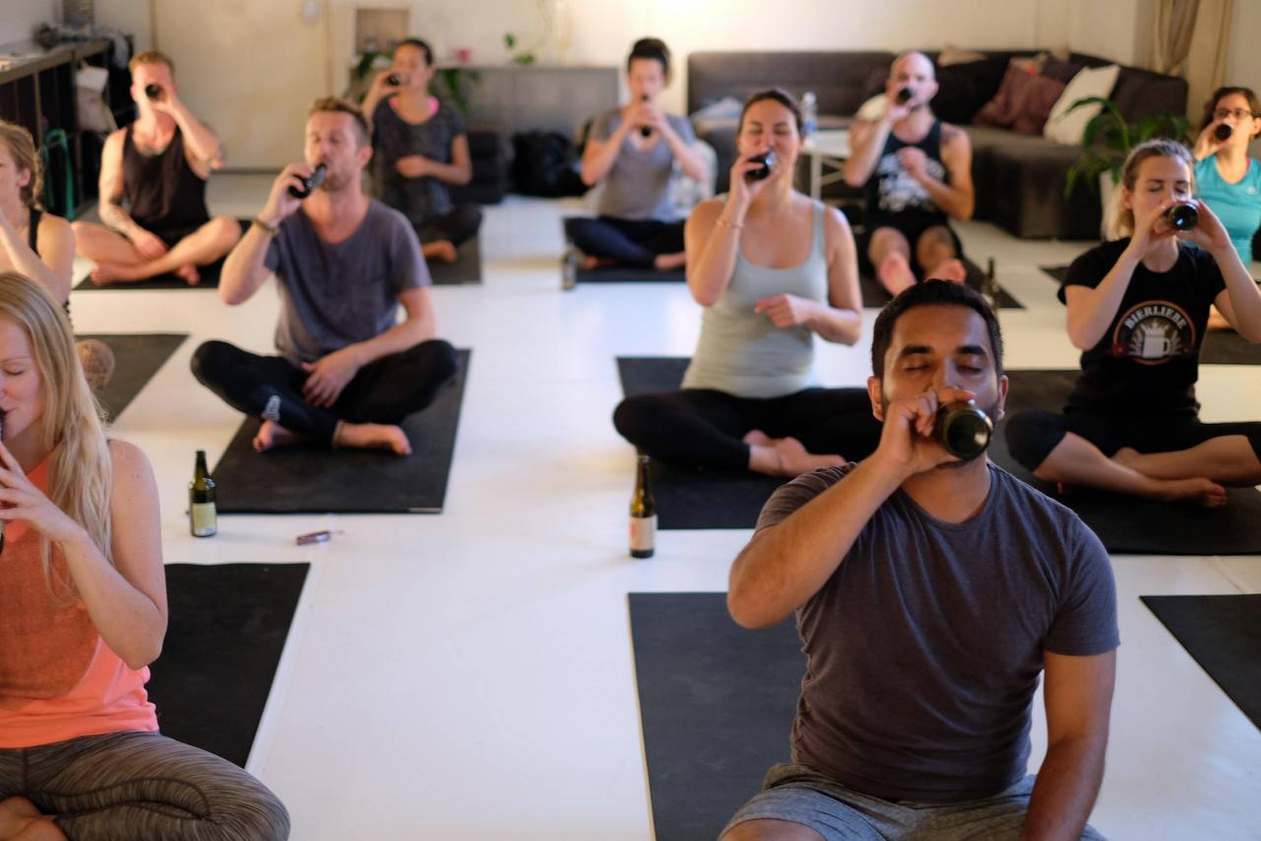 Beer Yoga er et af de populære arrangementer ved Folkeuniversitets Hearts & Minds-festival i Aarhus de næste tre dage. Pr-foto: Folkeuniversitetet