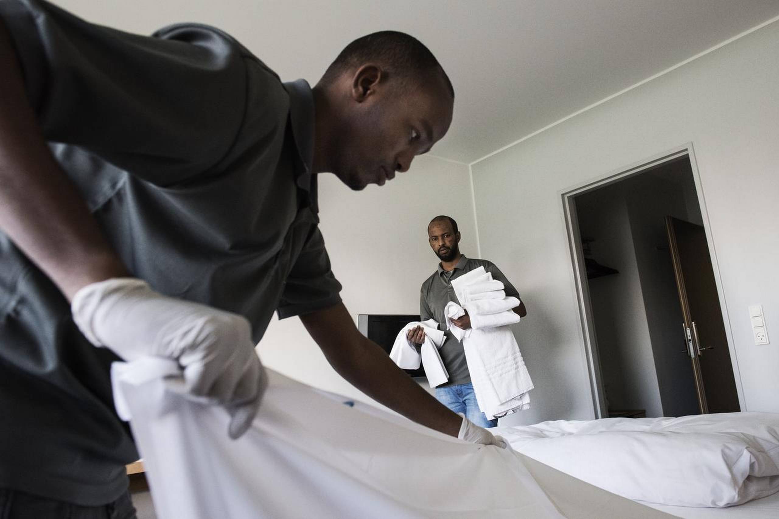 4 af 10 somaliere har det seneste år følt sig diskrimineret, f.eks. når de søger arbejde, og somaliere er generelt en af de indvandrergrupper, der har sværest ved at finde job. I fjor fortalte de to somaliske flygtninge Abdiwali Mohamed Ahmed (forrest) og Abdirahman Abdullahi Shari imidlertid, hvordan det var lykkedes dem at få et fast arbejde på et hotel i Skanderborg. Arkivfoto: Casper Dalhoff