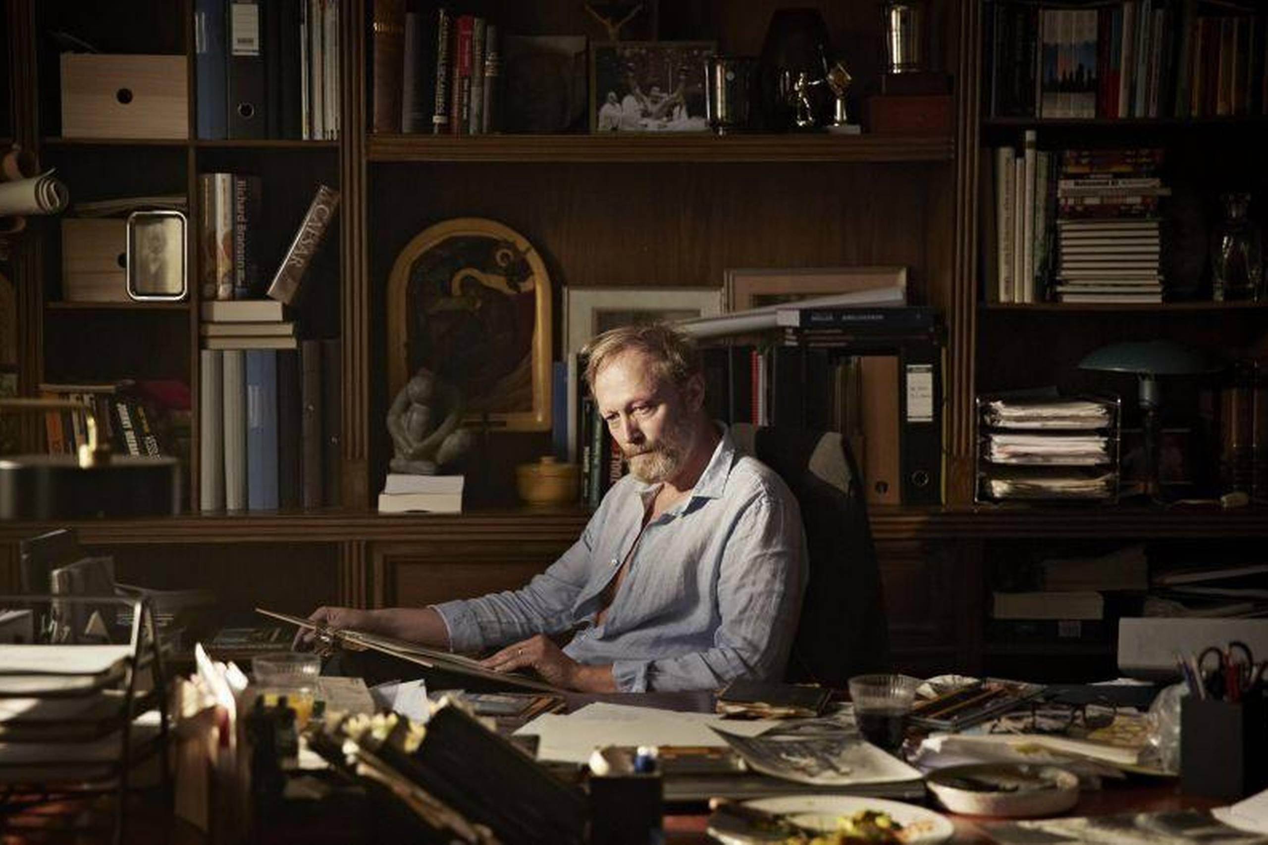 Den plagede præst Johannes Krogh (Lars Mikkelsen) på sit kontor på præstegården i DR’s store satsning ”Herrens veje”. Foto: Tine Harden