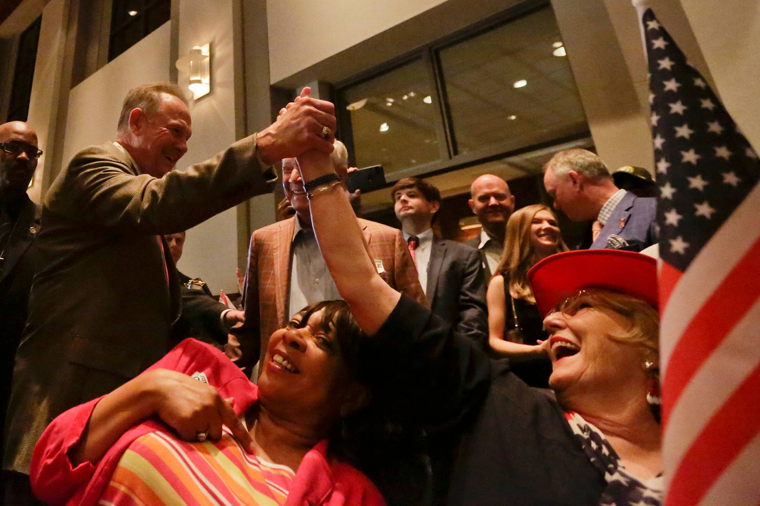 Roy Moore modtages af tilhængere da han dukker op til valgfest. Foto: Brynn Anderson/AP