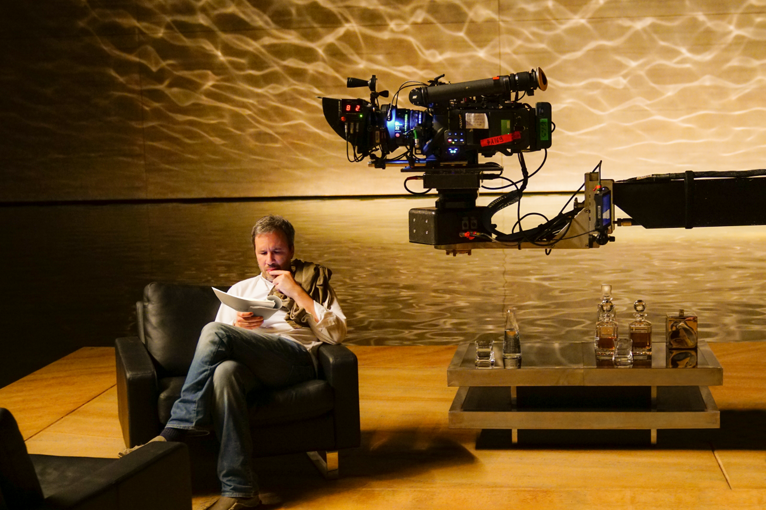 Den fransk-canadiske instruktør Denis Villeneuve på sættet under indspilningerne af ”Blade Runner 2049”. Foto: Sony Pictures