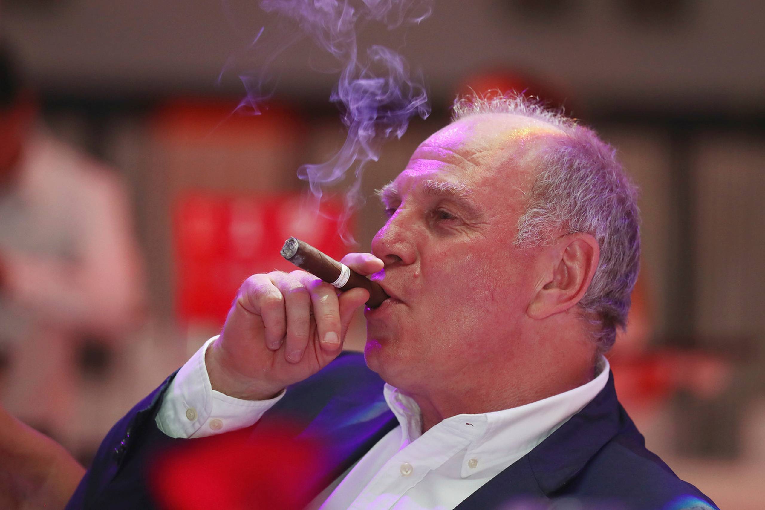 Uli Hoeness begrunder fyringen af Ancelotti med dårligt spil og manglende opbakning fra nogle af de vigtigste spillere. Her ses Bayern München-præsidenten under mesterskabsfejringen i forrige sæson. Foto:Alexander Hassenstein/Pool Photo via AP