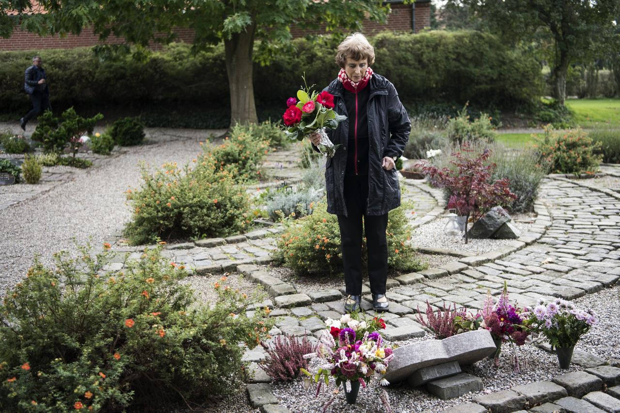 Enke og søn af afdøde Erling Møllehave i hjemmet i Kirke Såby. Inge Møllehave og Kenneth Hansen.