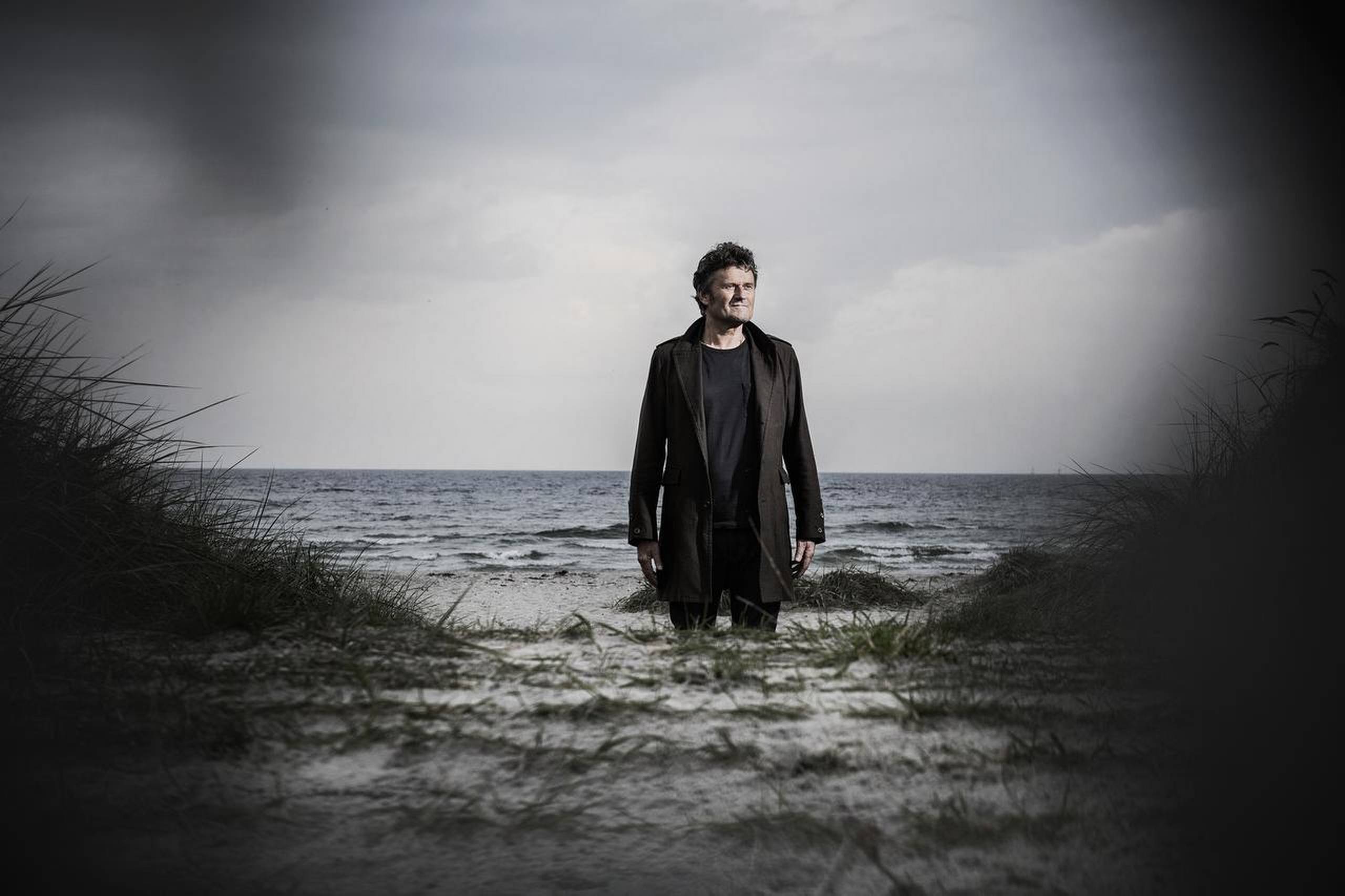 "Ved havet" hedder en af sangene på Poul Krebs' nye album. I nærheden af sit hjem i det nordlige Aarhus er der få hundrede meter til nærmeste strand, hvor sangskriveren finder inspiration til nye sange. Foto: Casper Dalhoff