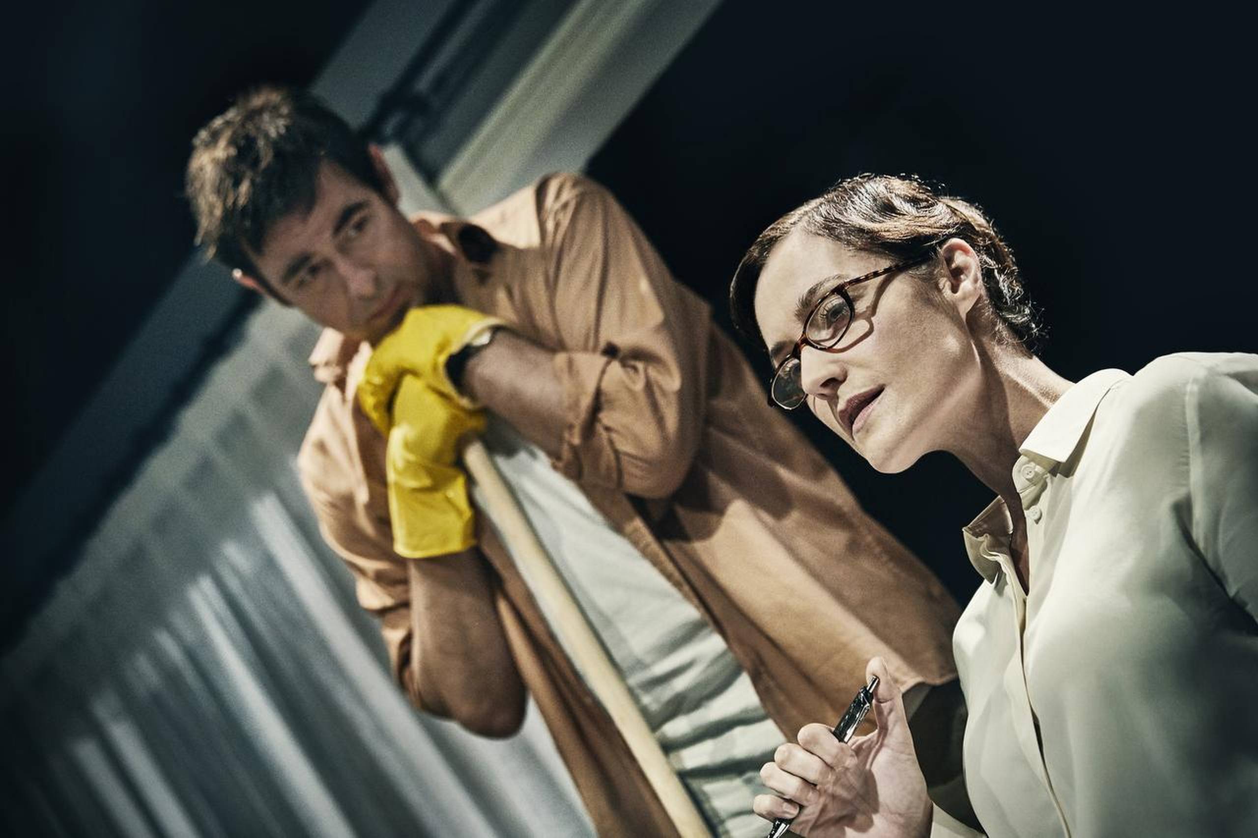 Claes Bang og Natali Vallespir Sand er formidable som ægteparret i ”Byen” på Odense Teater. Foto: PR