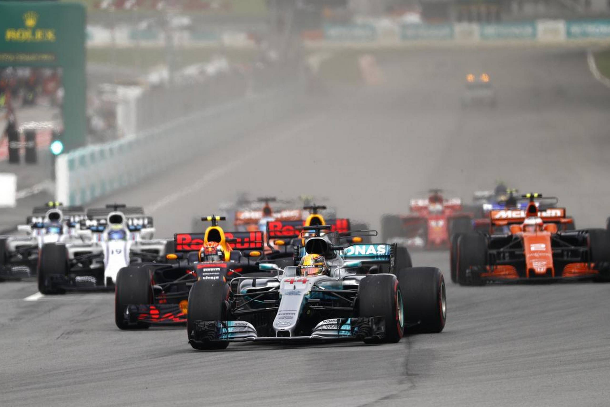 Før et Formel 1-grandprix skydes i gang gennemgår kørere og biler en stiks tidsplan. Foto: Eric To/AP