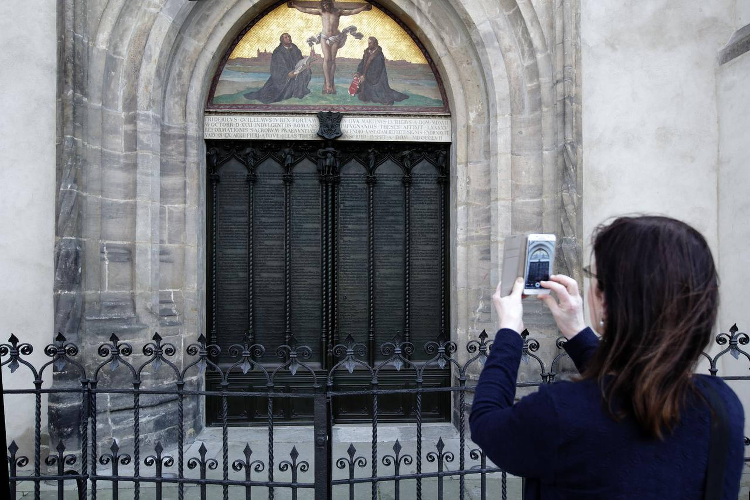 Især i den nordlige del af Europa bliver det markeret, at det er 500 år siden, at Martin Luther slog sine 95 teser op på kirkedøren i Wittenberg (billedet). Således også I Ribe Stift, hvor der i denne uge vil være over 150 arrangementer, der belyser Luthers betydning for vores samtid. Foto: Morten Langkilde