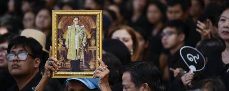 I Thailand har der været erklæret landesorg siden kongens død den 13. oktober 2016. På dette billedet fra den 7. oktober 2017 bæres kong Bhumibol Adulyadejs portræt frem under en af mange prøveceremonier før den officielle begravelse.  Foto: Anusak Laowilas/ZUMA Press