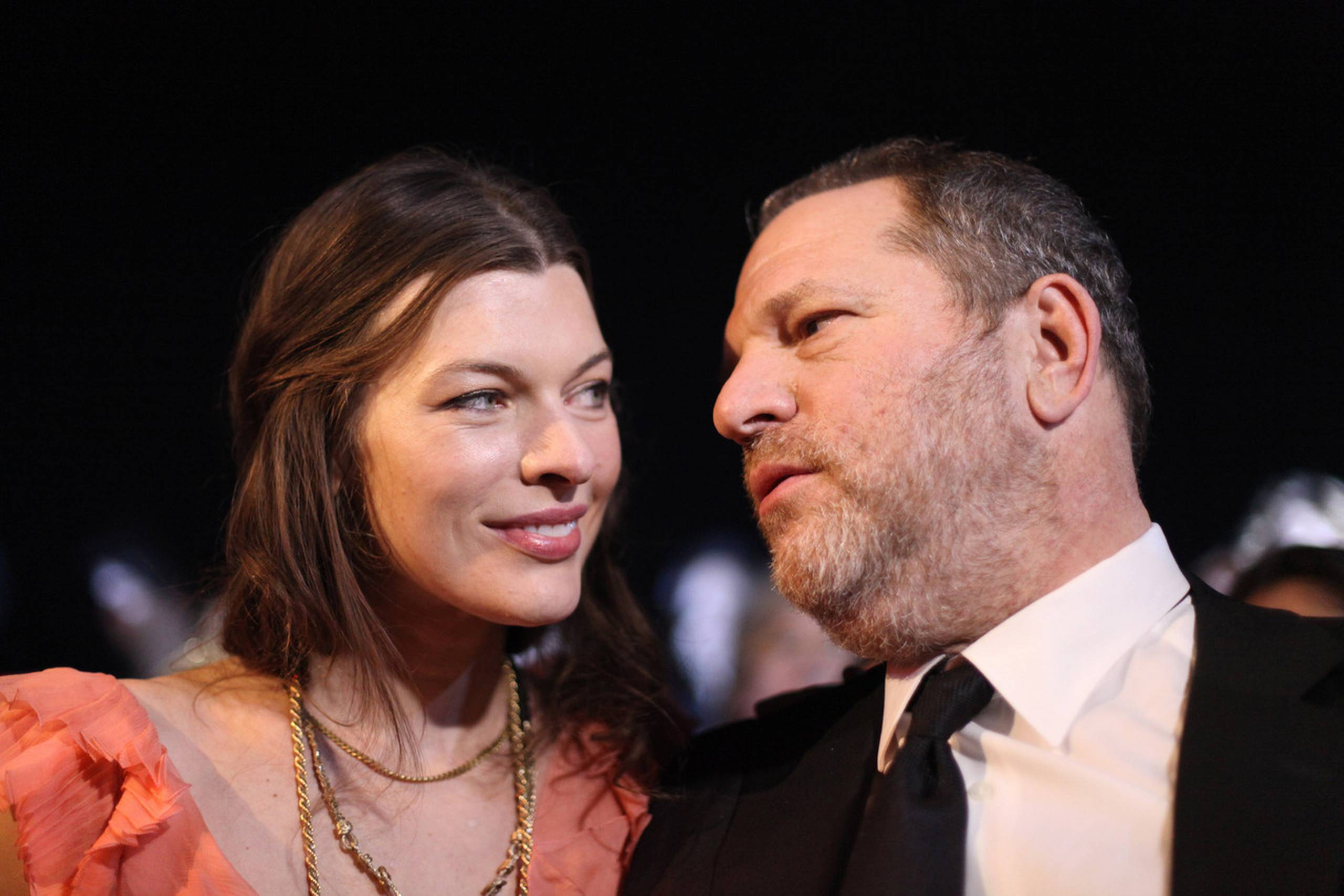 Harvey Weinstein ses her sammen med skuespilleren Milla Jovovich. Foto: Thibault Camus/AP