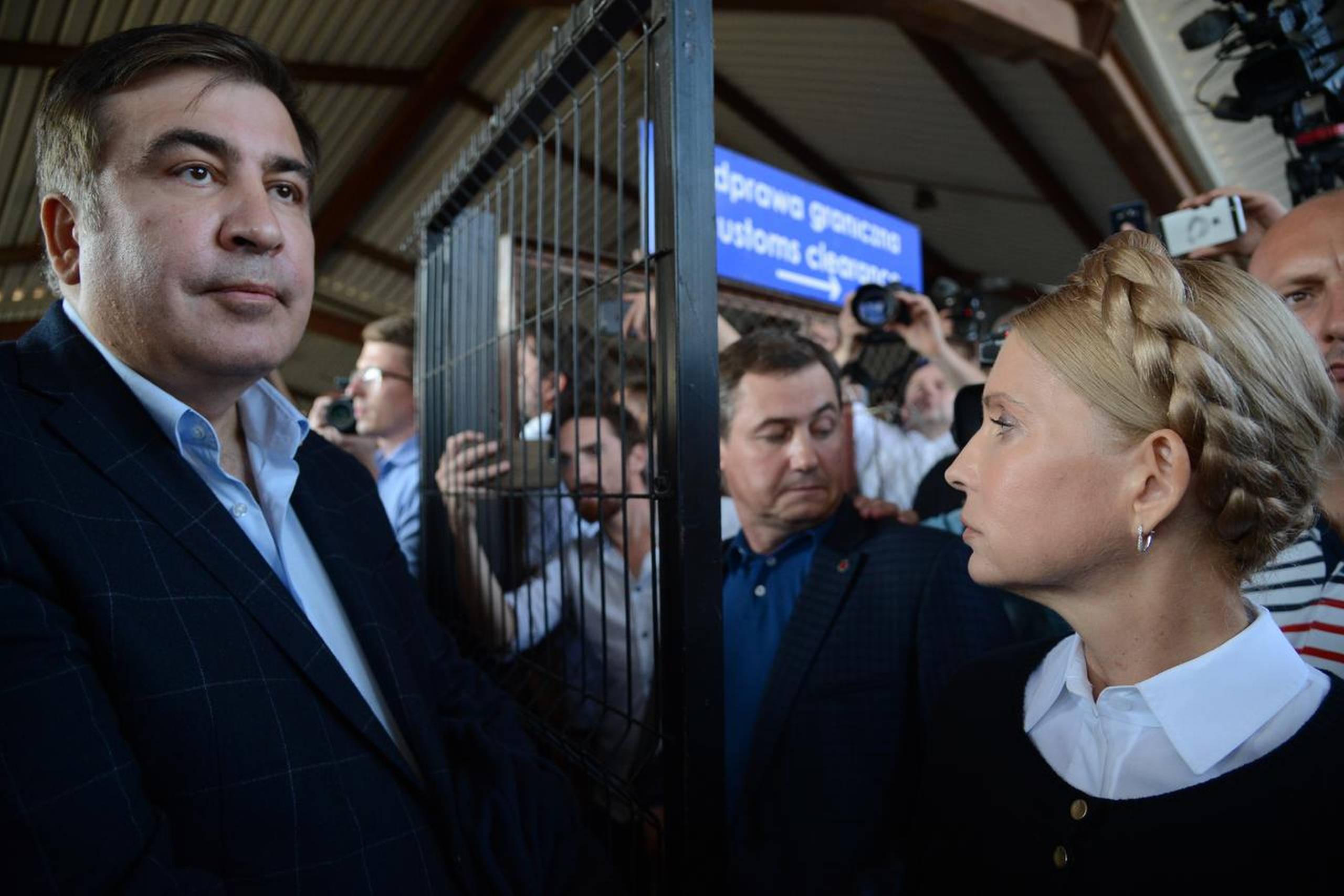 Et sprængfarligt makkerpar i Østeuropæisk politik - den tidligere georgiske præsident Mikhail Saakasjvili og tidligere premierminister i Ukraine Julia Timosjenko - har fundet sammen og vil samle oppositionen i Ukraine til en ny revolution. Da Saakasjvili i september kæmpede sig tilbage til Ukraine, efter hans pas var blevet annulleret, mødte Timosjenko op på en banegård i Polen og bakkede ham op.