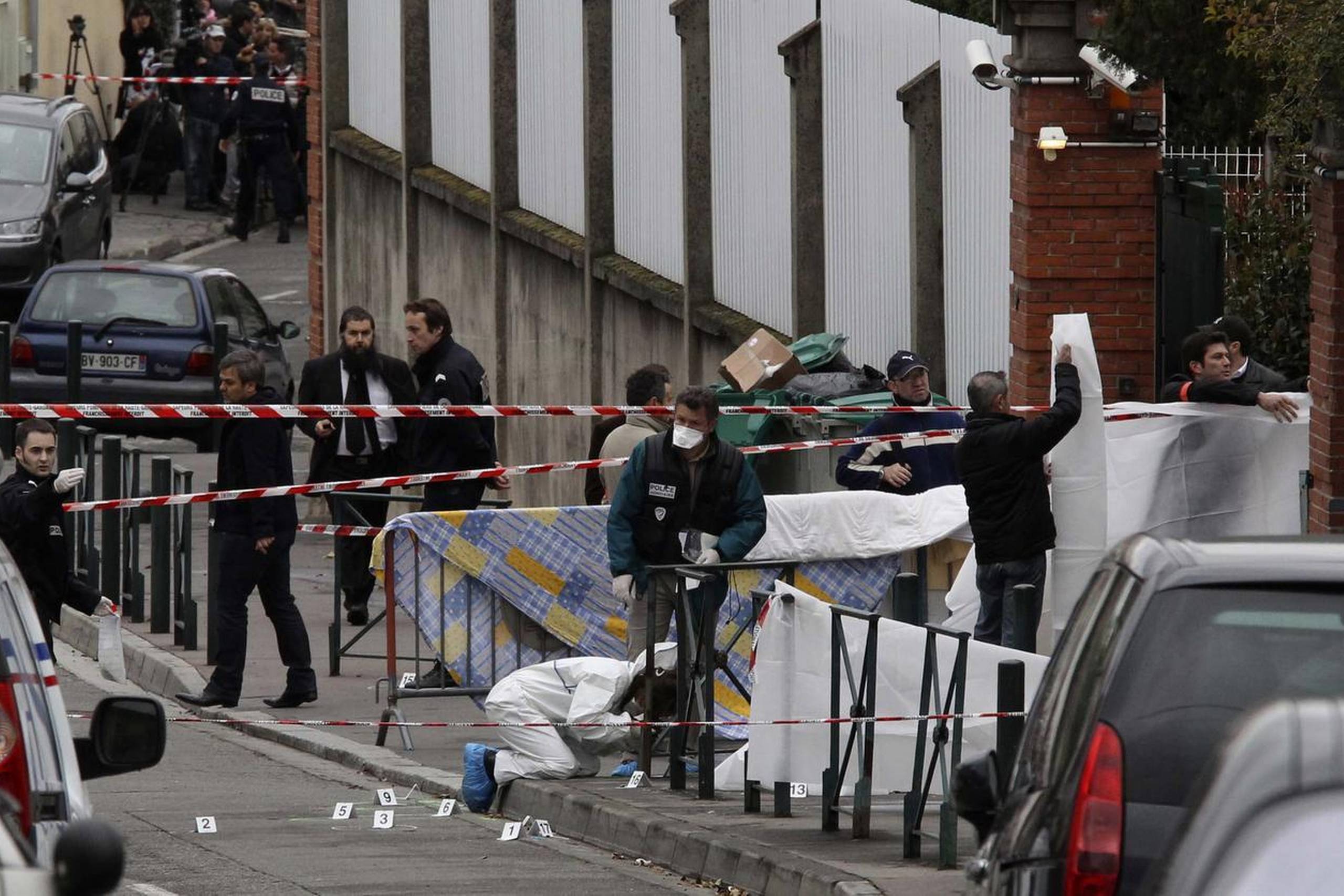 Mohamed Merah skød og dræbte fire mennesker ved en jødisk skole i Toulouse i 2012. Han blev selv dræbt af politiets skud i kølvandet på angrebet. Disse uger er hans bror, Abdelkader Merah, for retten i Paris, anklaget for at være medskyldig. Foto: Bruno Martin/AP.