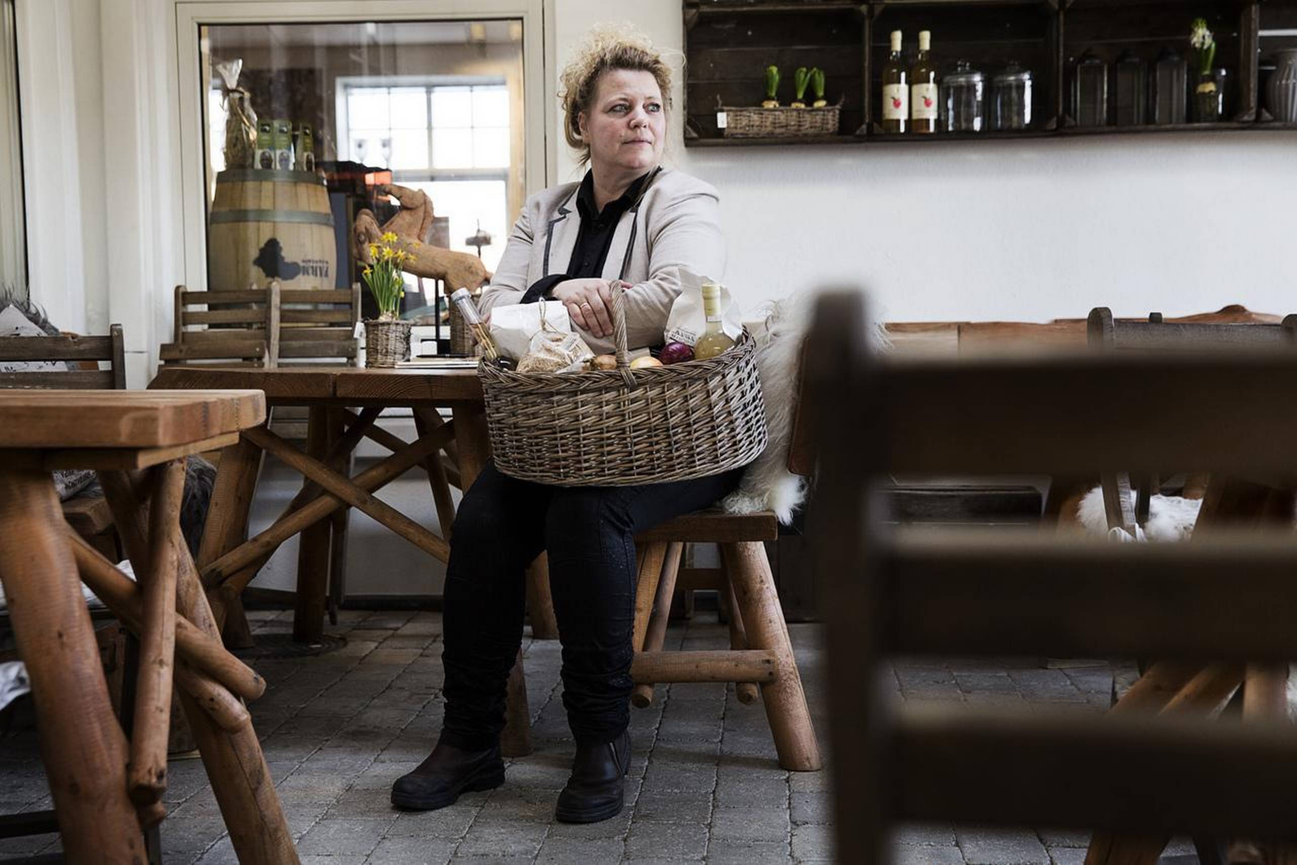 Landmad blev stiftet af Louise Dolmer, der her ses i den nu lukkede butik i Grenaa. Hun fortsætter som konsulent for det selskab, der har ovetaget Landmads brand. Arkivfoto: Gregers Tycho