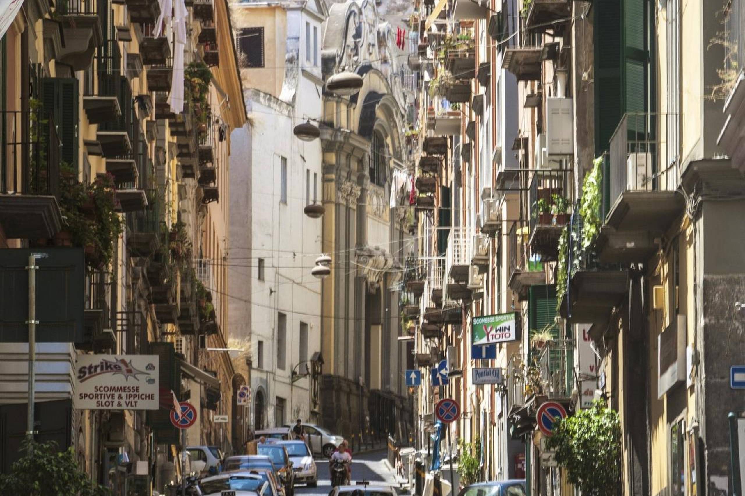 Overalt i Napolis historiske centrum, Centro Storico, hører man lyden af scootere. Foto: Getty Images