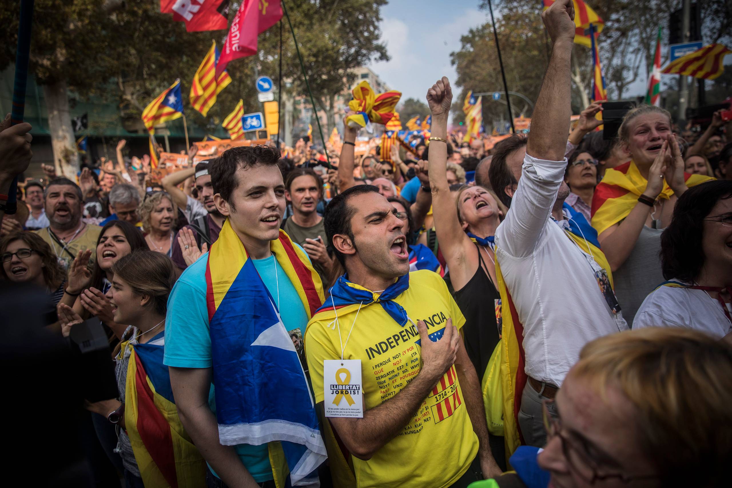 Efter det catalonske parlament stemte for løsrivelsen fra Spanien og etableringen af en selvstændig catalansk republik er folk gået på gaderne i Barcelona for at fejre resultatet. Foto: Santi Palacios AP