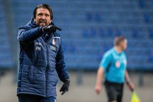 Peter Hyballa har opført sig negligerende og afvisende over for en holdlæge, som nu har sagt op.