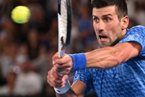 Novak Djokovic er for tiende gang finaleklar i Australian Open efter semifinalesejr i tre sæt mod Tommy Paul.