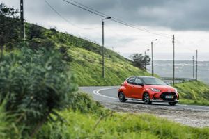 Toyota Yaris kommer efter sommerferien i en komplet ny generation.  Målet er en dynamisk køreoplevelse og et ekstremt lavt forbrug af benzin.