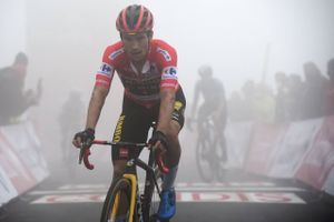 Primoz Roglic tabte 14 sekunder til etapevinderen Miguel Ángel López og fastholder et solidt forspring. 