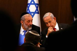 Israels øverste domstol har eskaleret et opgør med regeringen ved at dømme en topminister uegnet til jobbet pga. en tidligere dom for skattesvig.