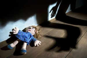 De fleste underretninger til kommunerne handler om omsorgssvigt, mens misbrug i hjemmet og overgreb også fylder i statistikken. 62 pct. af underretningerne stammer fra skoler, daginstitutioner, læger, sundhedsplejersker eller andre offentlige instanser.