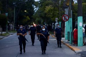 Politiet i Buenos Aires forsøger at opspore resten af et tilsyneladende livsfarligt parti opblandet kokain. 