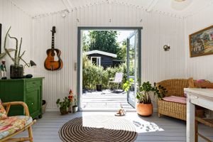 Med maling og uhøjtidelige retromøbler har Marlene Højmark og Lars Grand forvandlet et selvbyggerhus fra 1976 til et afslappet helle for dem og deres i alt seks børn. Og renoveringer og havearbejde står langt nede på prioriteringslisten. 